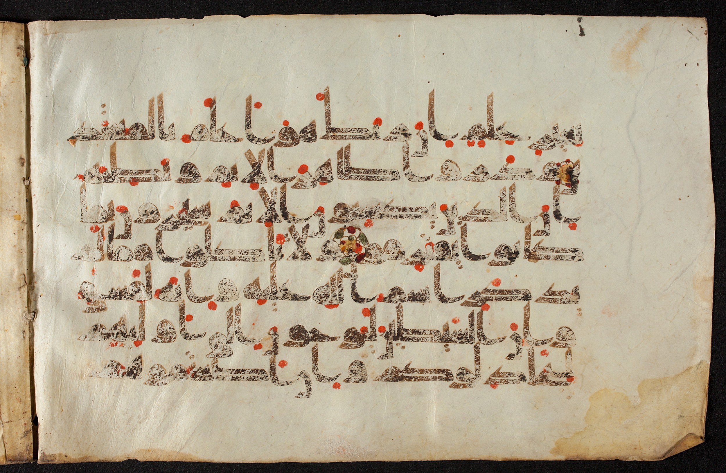 Ms. or. quart. 1208 (V) (Scan 1), in kūfī D.Va script, showing Surah 6:121 from 9th Century AD found in Unknown, currently housed at Staatsbibliothek zu Berlin, Berlin, Germany