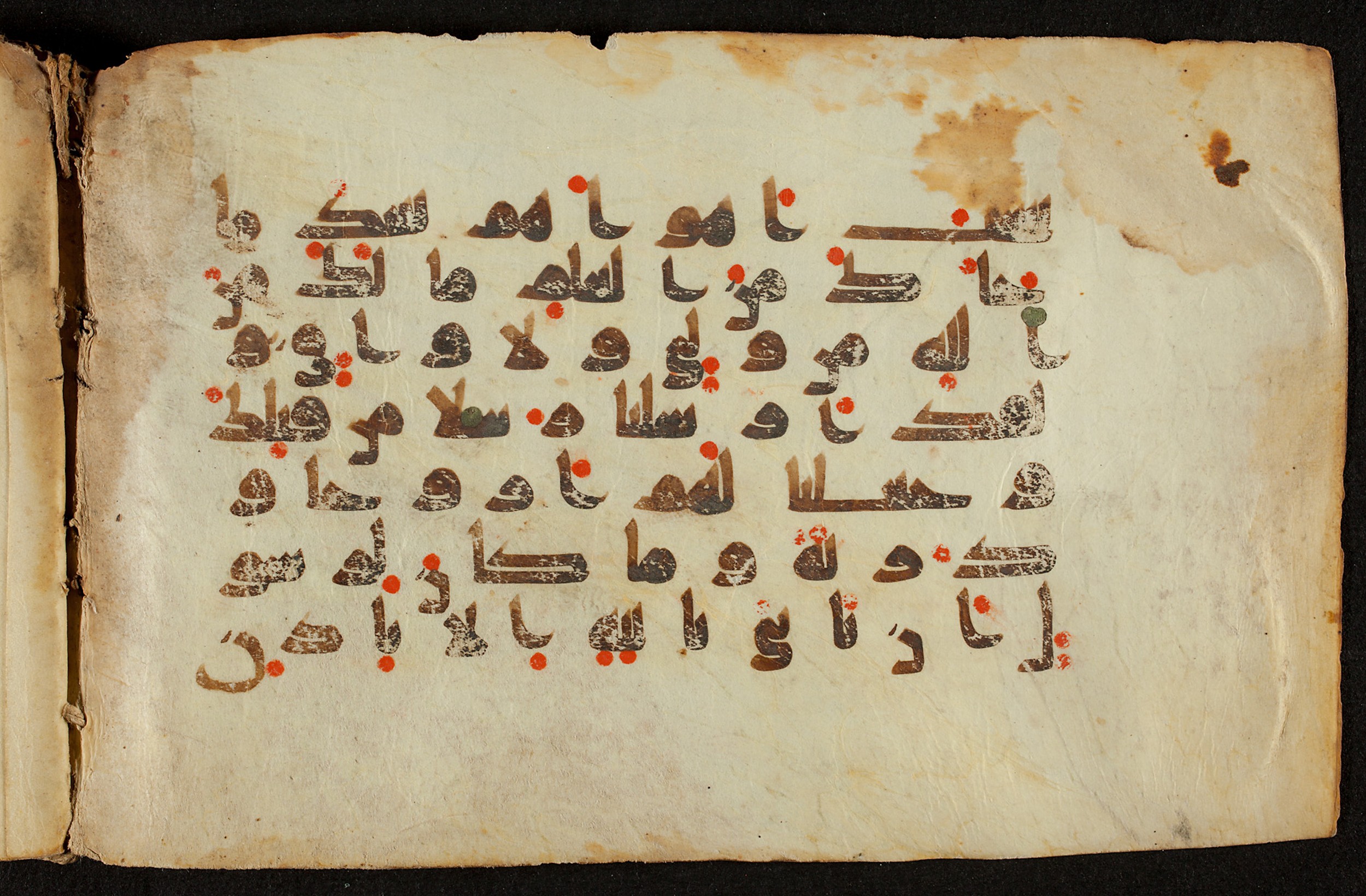 Berlin, Staatsbibliothek zu Berlin, Ms. or. quart. 1208 (VI) (Scan 1), in kūfī D.IV script, showing Surah 13:38 from 9th Century AD found in Unknown, currently housed at Staatsbibliothek zu Berlin, Berlin, Germany