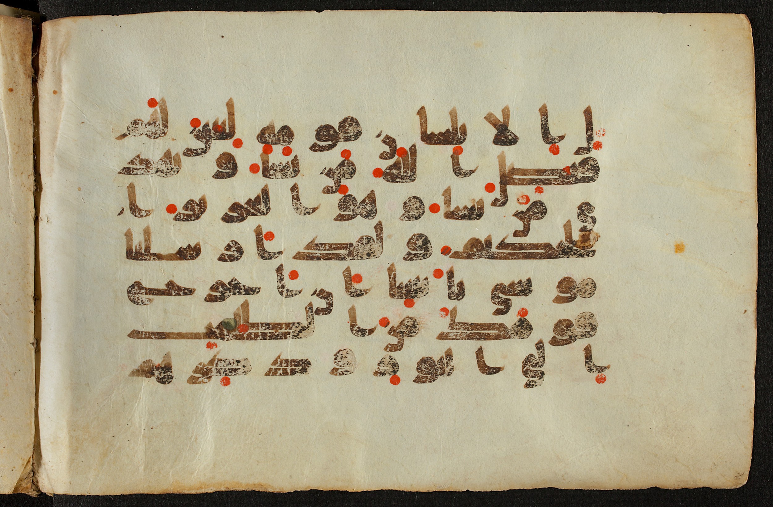 Berlin, Staatsbibliothek zu Berlin, Ms. or. quart. 1208 (VI) (Scan 2), in kūfī D.IV script, showing Surah 14:4 from 9th Century AD found in Unknown, currently housed at Staatsbibliothek zu Berlin, Berlin, Germany