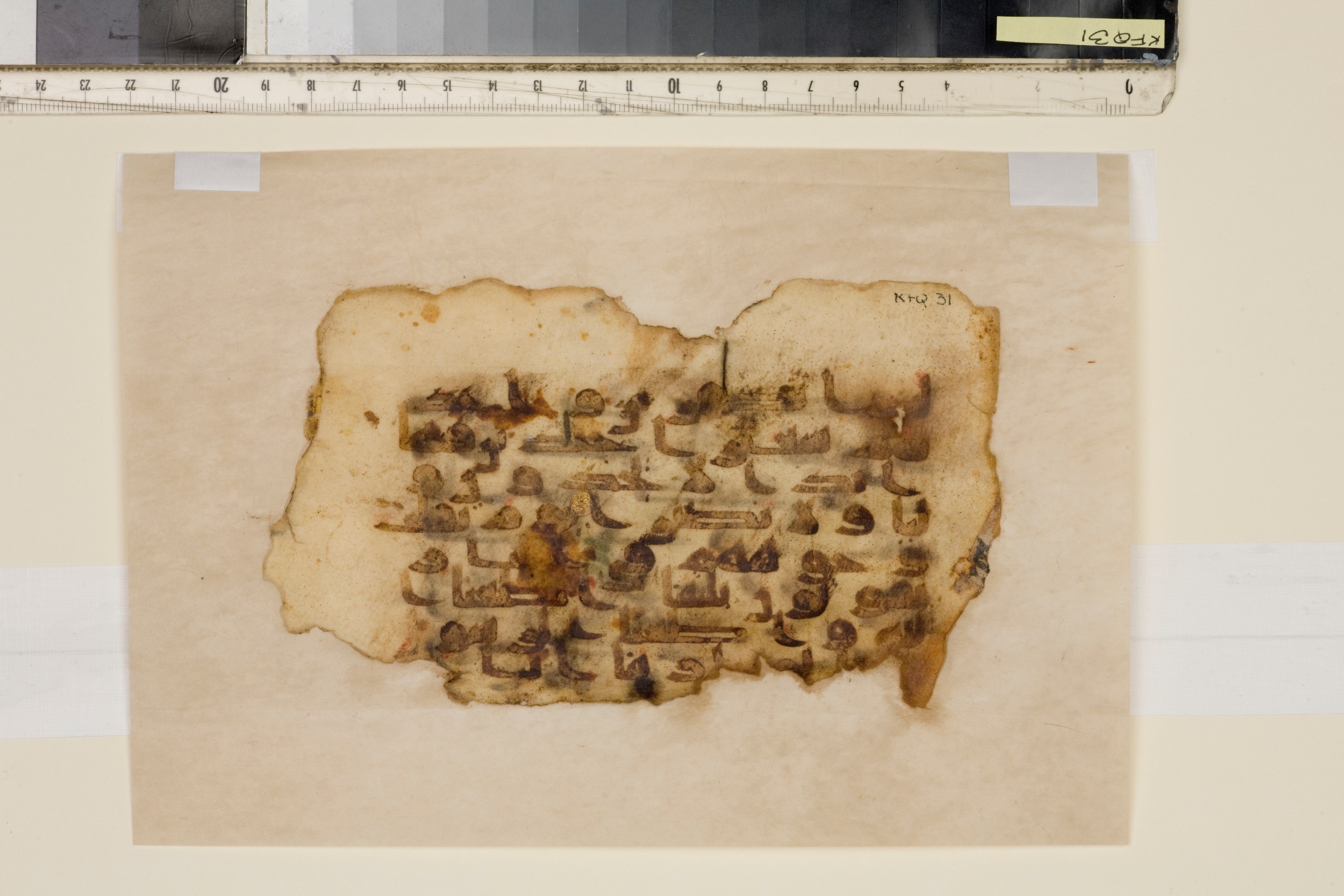 London, The Khalili Collections, KFQ 31, in Kūfī D.III script, showing Surah 33:64 from Mid-9th Century AD found in Unknown, currently housed at The Khalili Collections, London