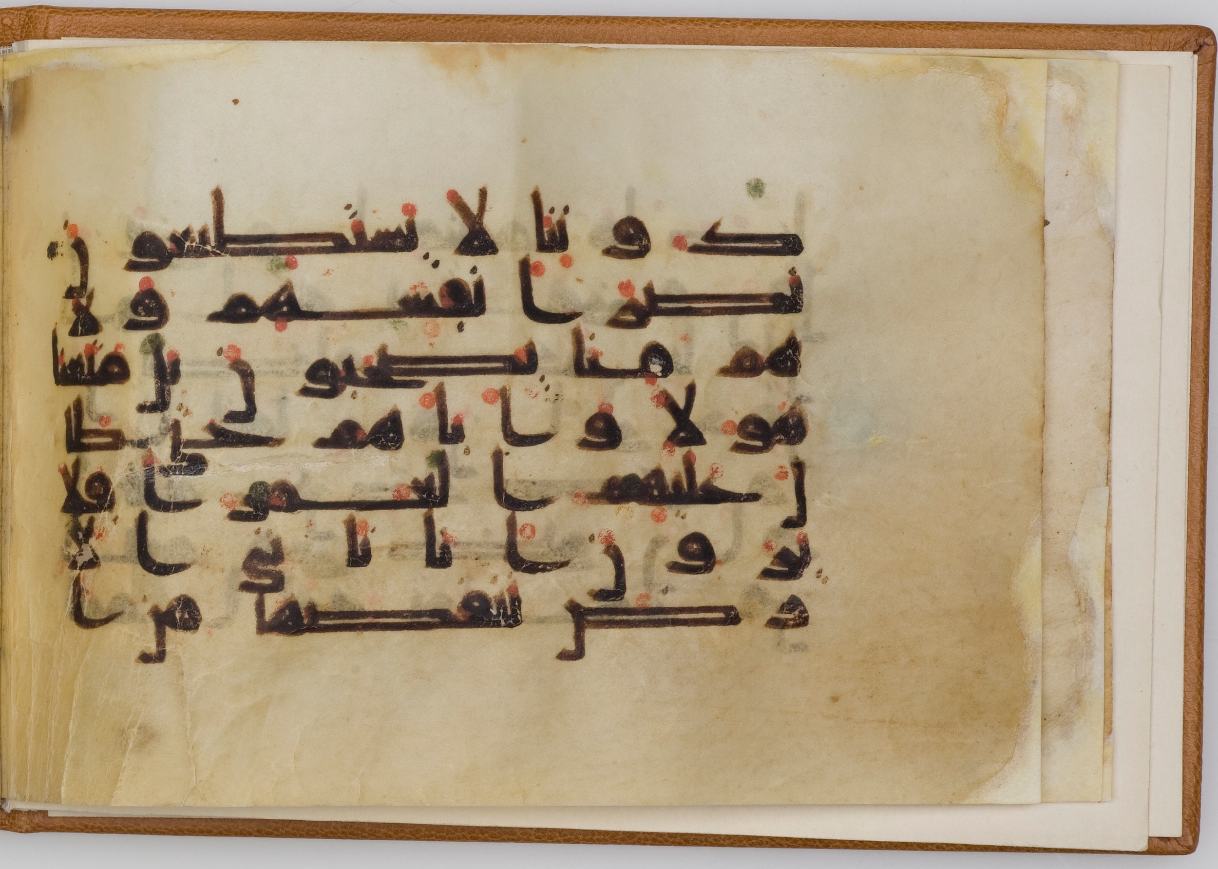 London, The Khalili Collections, QUR 49 (Scan 1), in kūfī D.Va script, showing Surah 21:41 from Late 9th / Early 10th Century AD found in Unknown, currently housed at The Khalili Collections, London