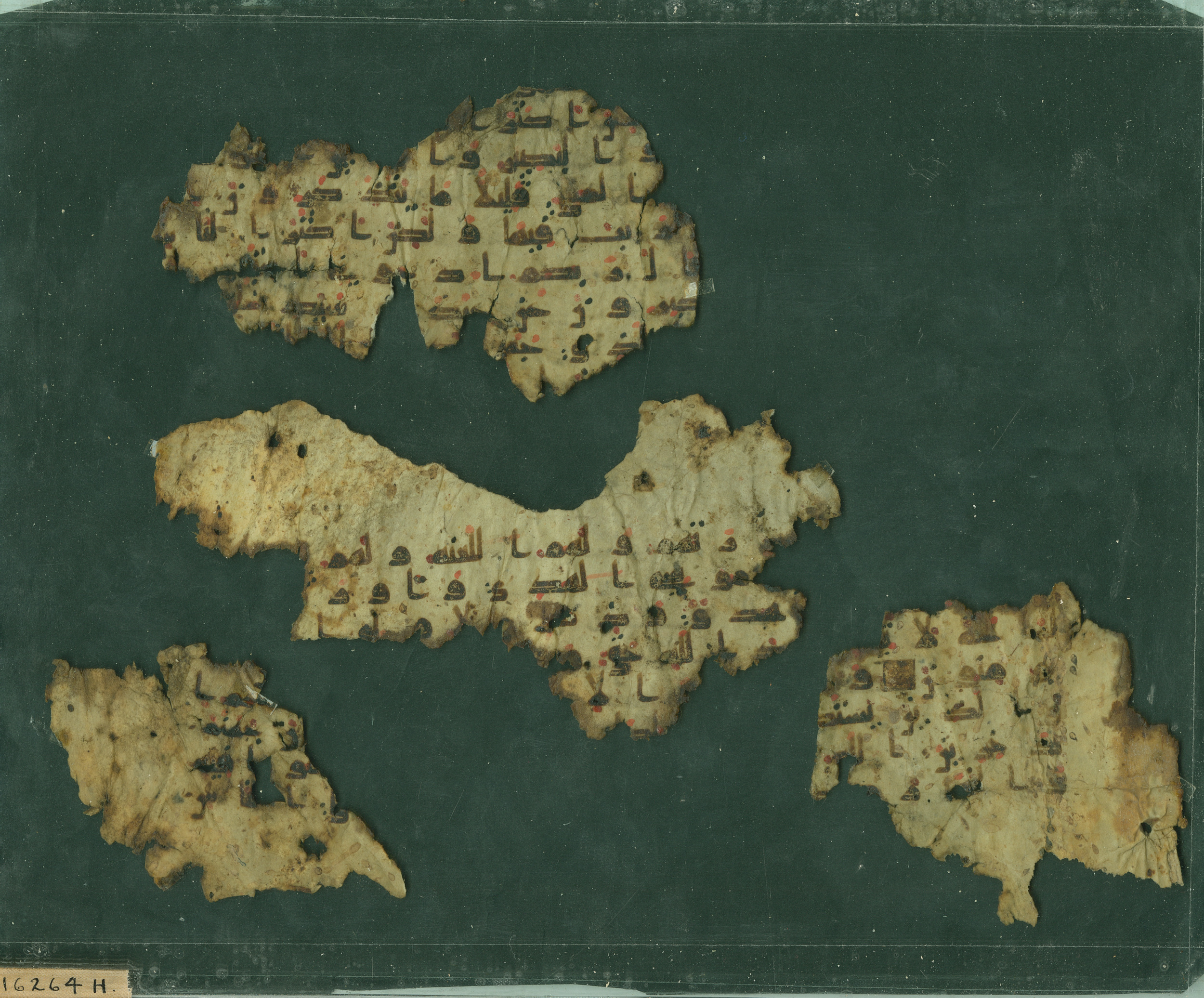 Pennsylvania University Museum E 16264 F, in kūfī B.II script, showing Surah 40:53 from 8th Century AD found in al-Fusṭāṭ (Old Cairo), Egypt, currently housed at Pennsylvania University Museum, Philadelphia, Pennsylvania