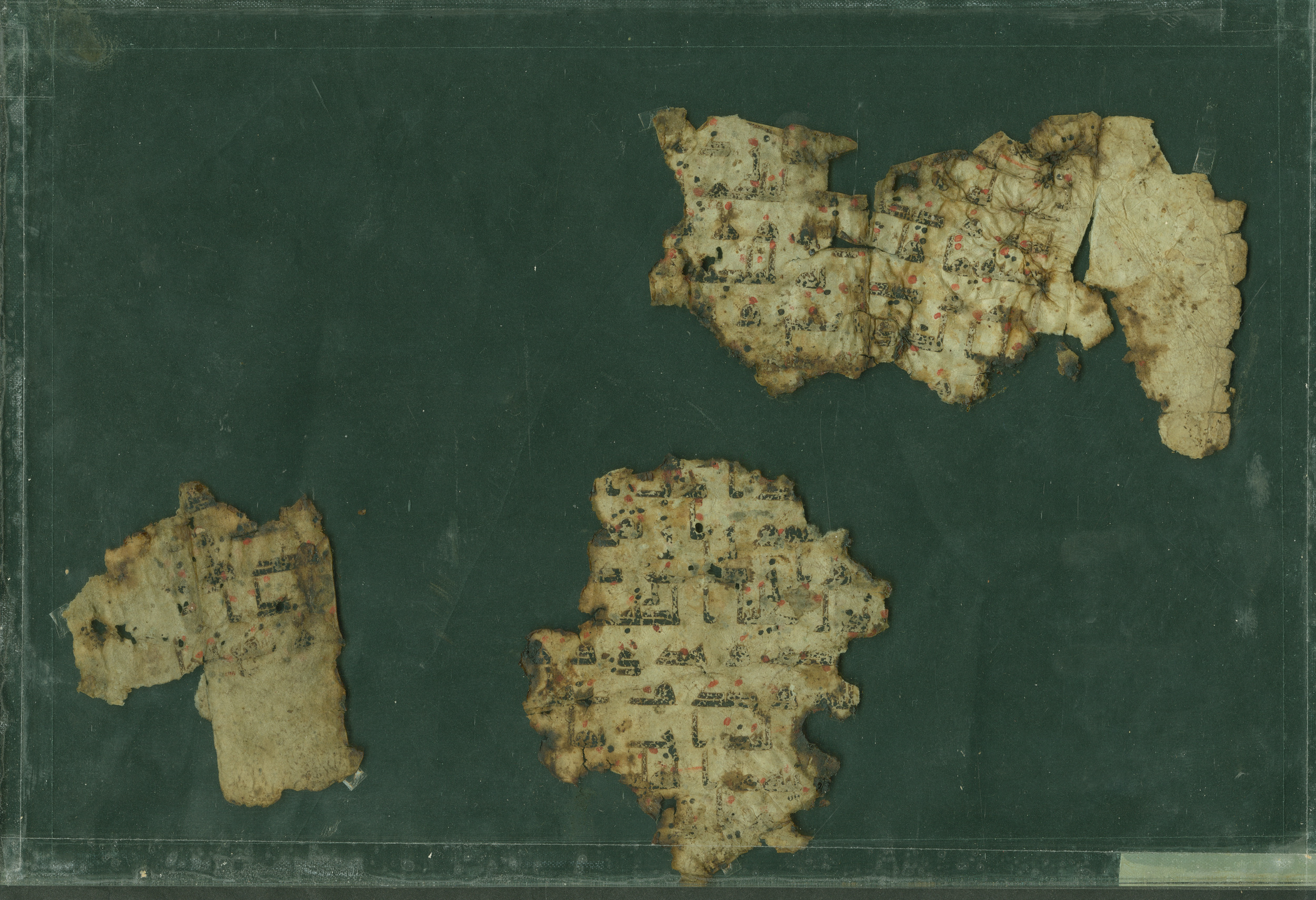 Pennsylvania University Museum E 16264 F (Scan 2), in kūfī B.II script, showing Surah 6:152 from 8th Century AD found in al-Fusṭāṭ (Old Cairo), Egypt, currently housed at Pennsylvania University Museum, Philadelphia, Pennsylvania