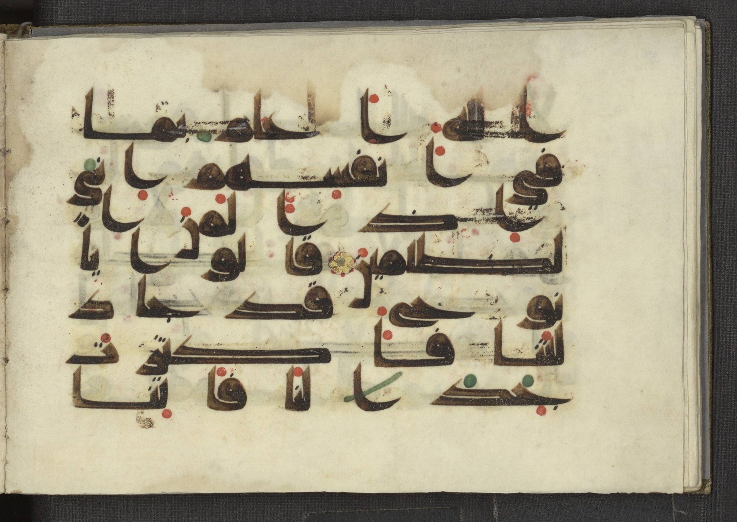 Ms. Yah. Ar. 969 (Scan 1), in kūfī D.I script, showing Surah 11:32 from Mid 8th to Late 10th Century AD found in Unknown, currently housed at The National Library of Israel, Jerusalem