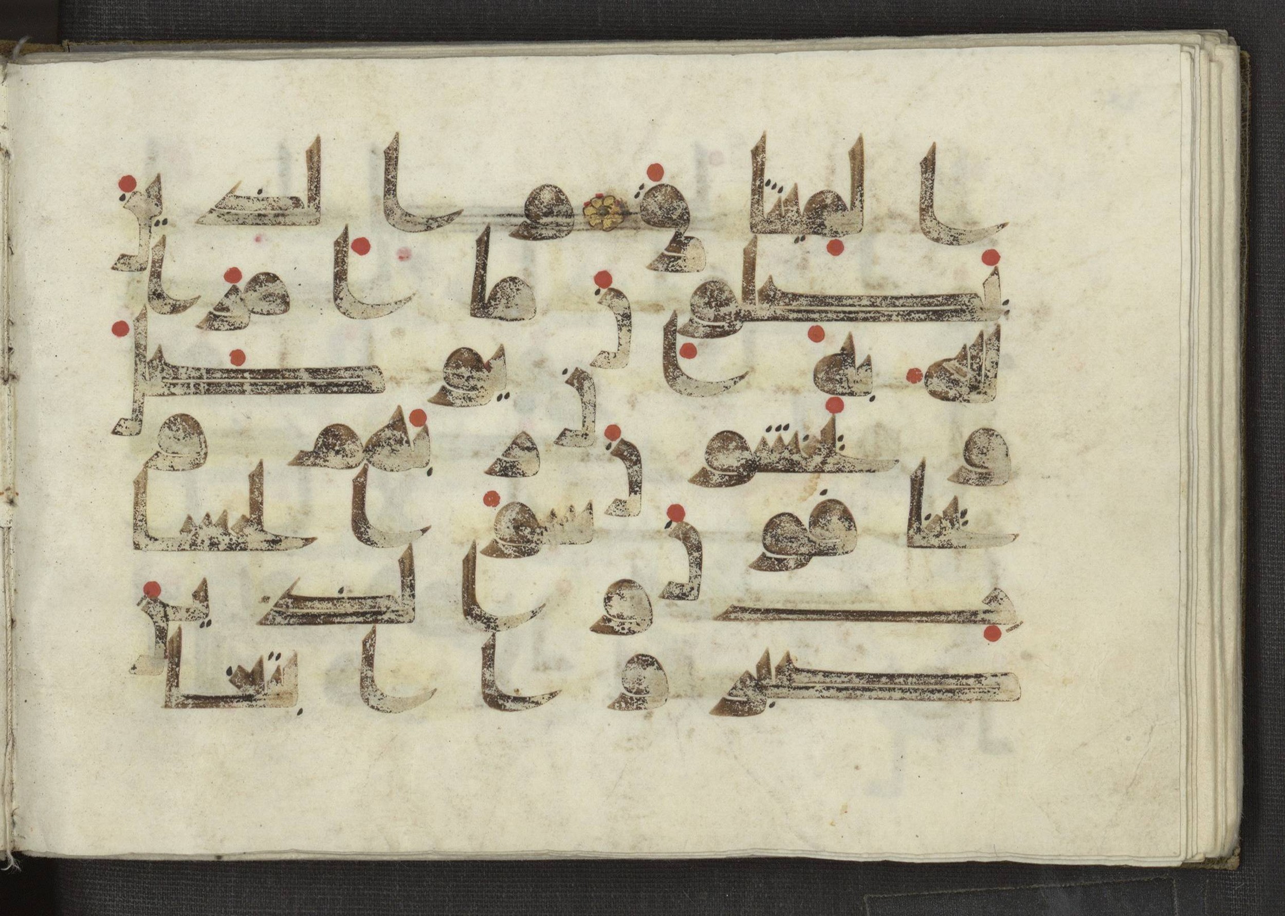 Ms. Yah. Ar. 969 (Scan 1), in kūfī D.I script, showing Surah 13:22 from Mid 8th to Late 10th Century AD found in Unknown, currently housed at The National Library of Israel, Jerusalem