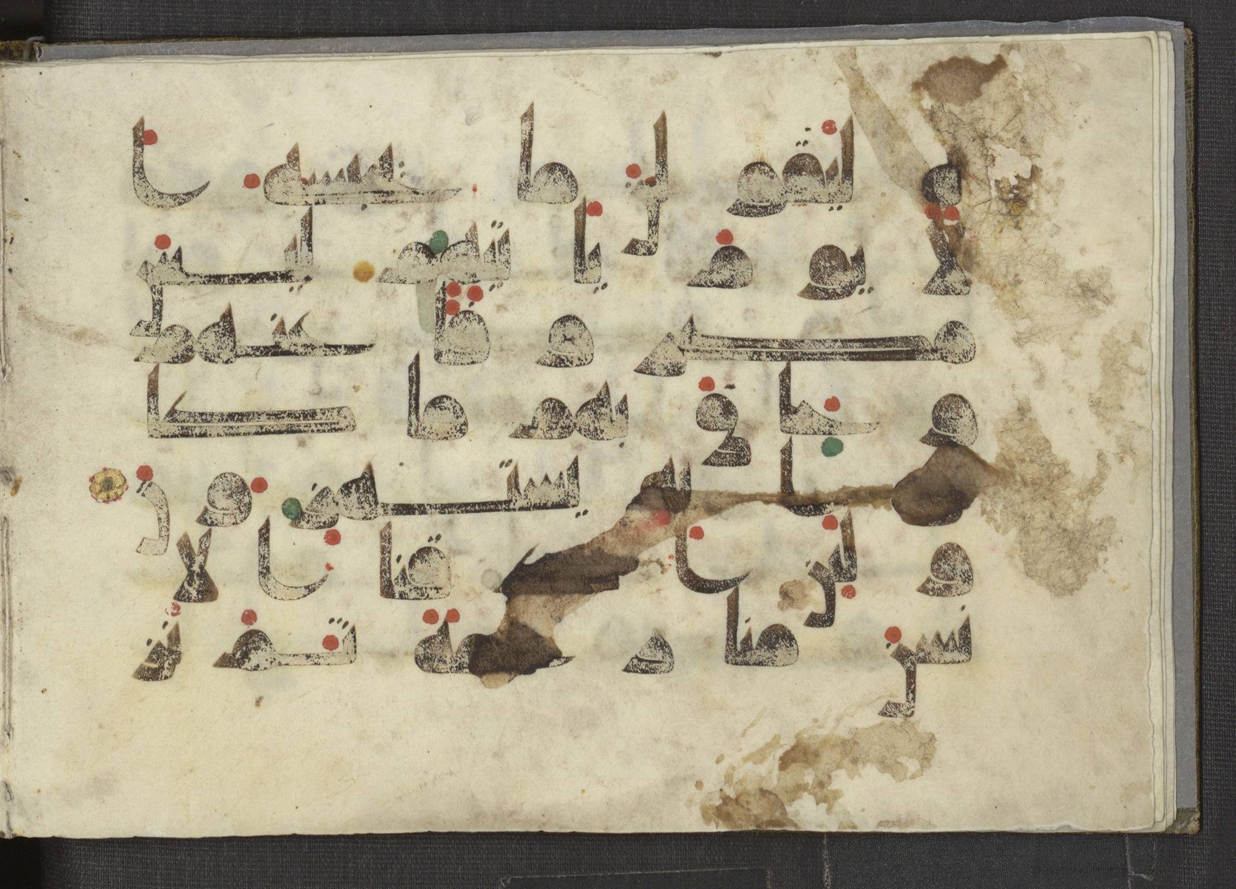 Ms. Yah. Ar. 969 (Scan 2), in kūfī D.I script, showing Surah 11:8 from Mid 8th to Late 10th Century AD found in Unknown, currently housed at The National Library of Israel, Jerusalem