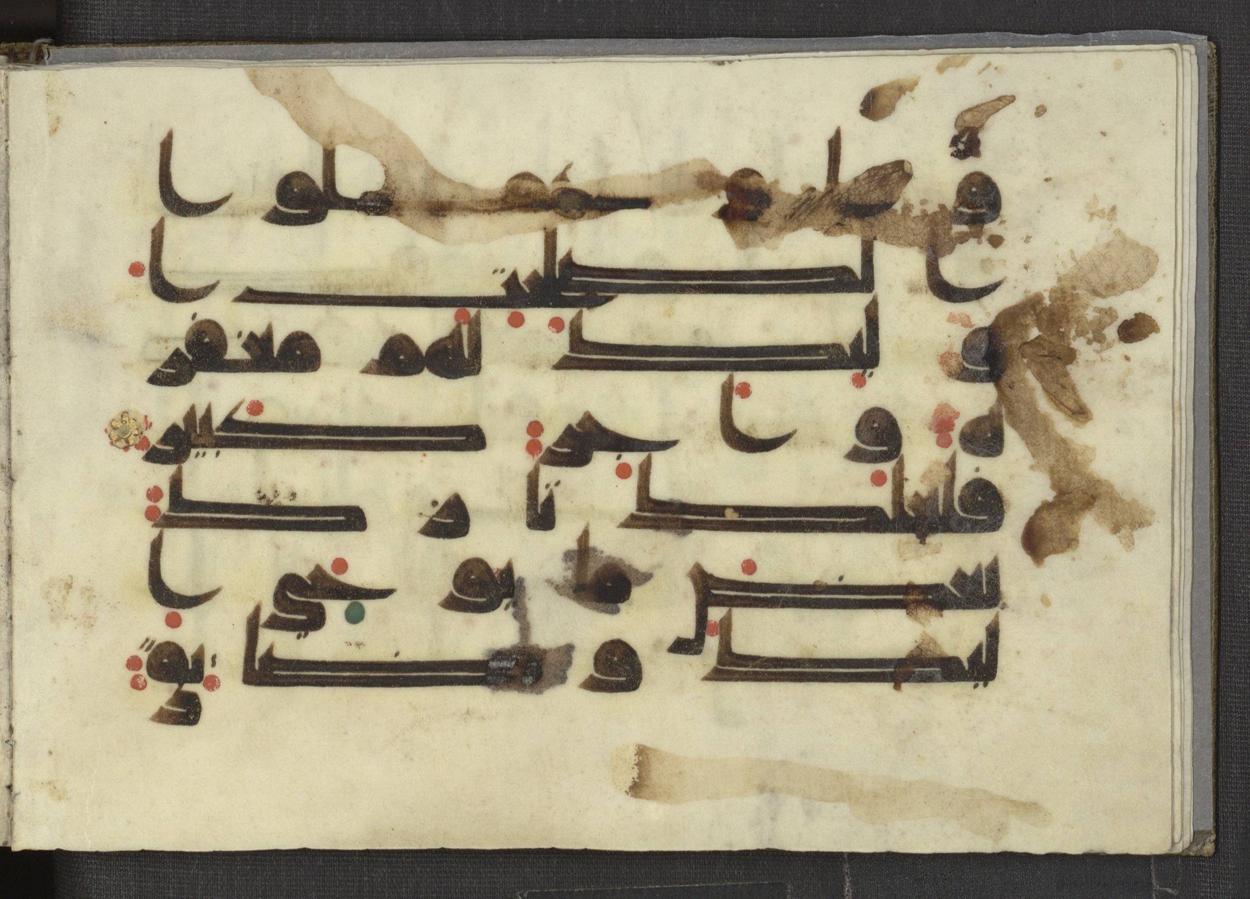 Ms. Yah. Ar. 969 (Scan 1), in kūfī D.I script, showing Surah 11:12 from Mid 8th to Late 10th Century AD found in Unknown, currently housed at The National Library of Israel, Jerusalem