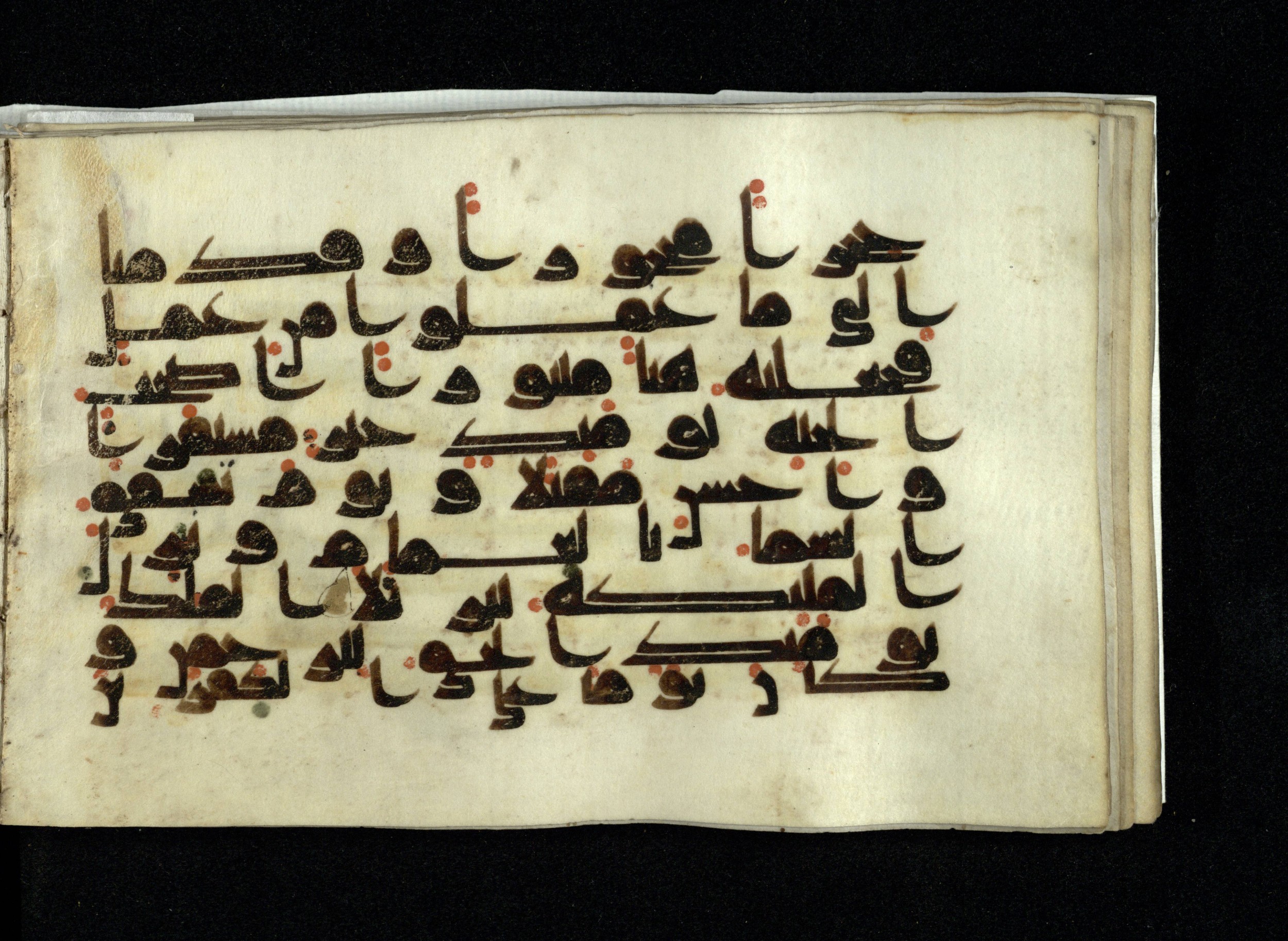 Ms. Yah. Ar. 970 (Scan 2), in kūfī D.IV script, showing Surah 25:22 from Mid 8th to Late 10th Century AD found in Unknown, currently housed at The National Library of Israel, Jerusalem