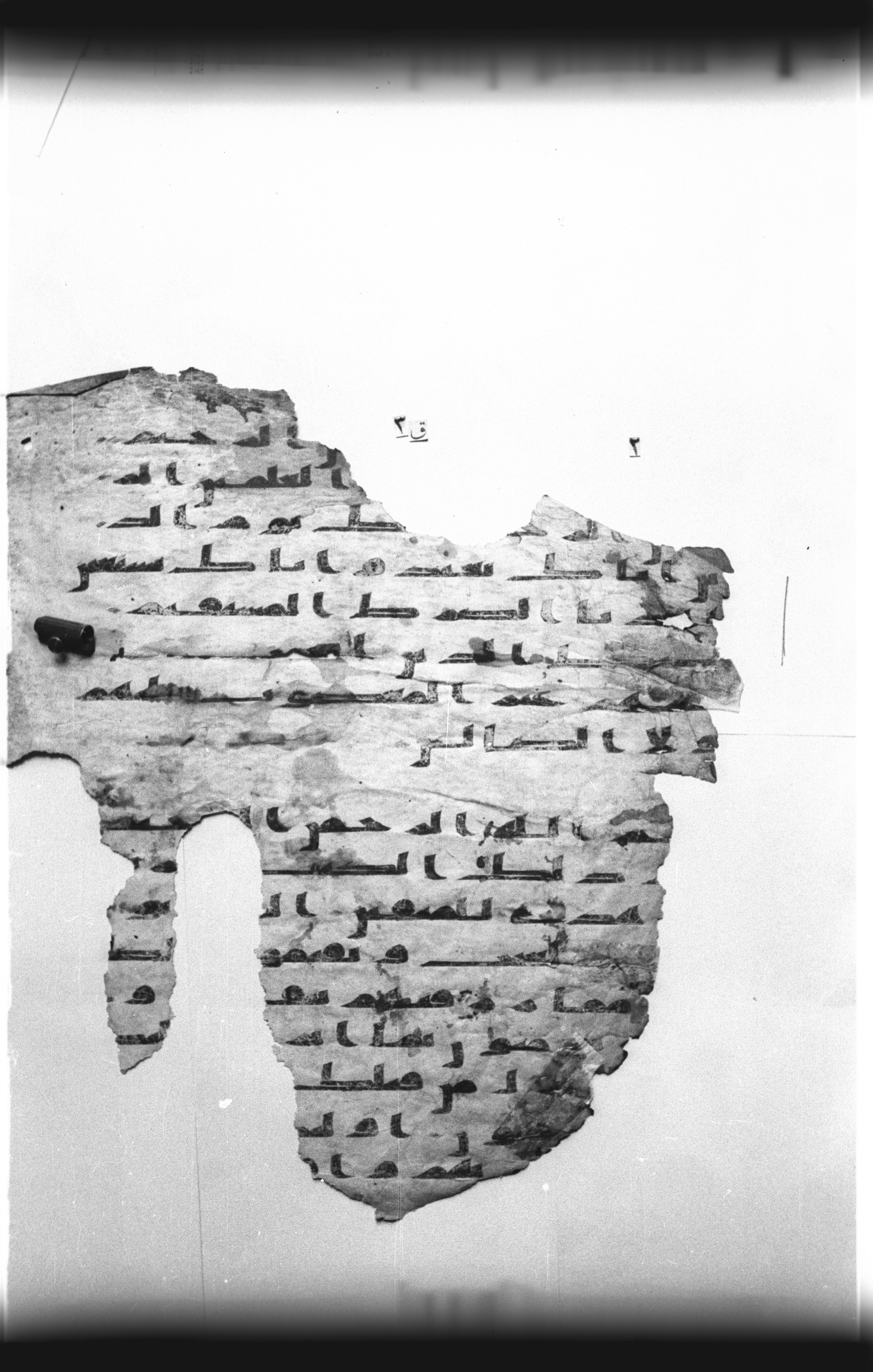 Cairo, Khedivial Library, "qāf 3" (Gotthelf Bergsträßer archives) [maṣāḥif 387] (Scan 1), in kūfī type C script, showing Surah 2:5 from 8th Century AD found in Egypt, currently housed at Egyptian National Library and Archives, Cairo