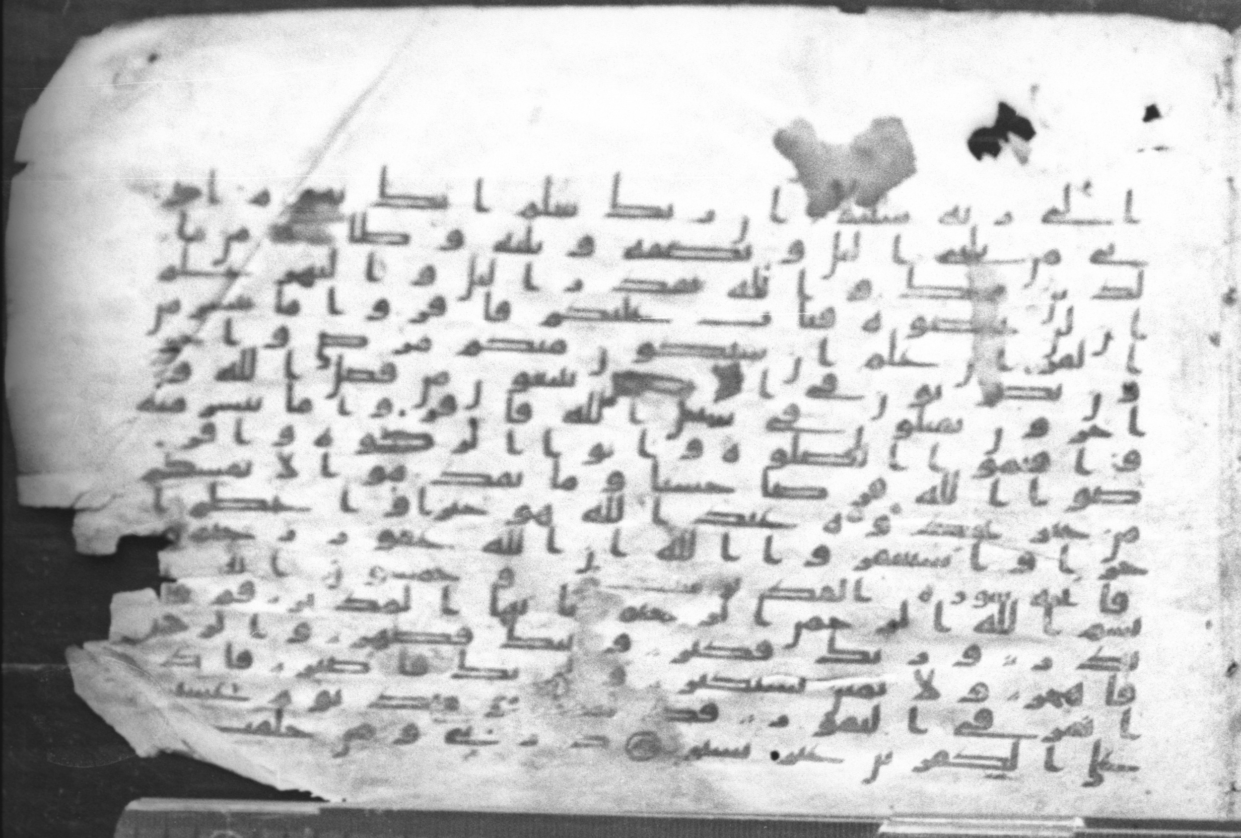 Cairo, Egyptian National Library and Archives, qāf 117 (Bergsträßer archives) (Scan 1), in Ḥiǧāzī, Kūfī (B, D), and Maġribī script, showing Surah 74:2 from Mid 7th Century to 14th Century AD found in Unknown, currently housed at Egyptian National Library and Archives (دار الكتب والوثائق القومية), Cairo