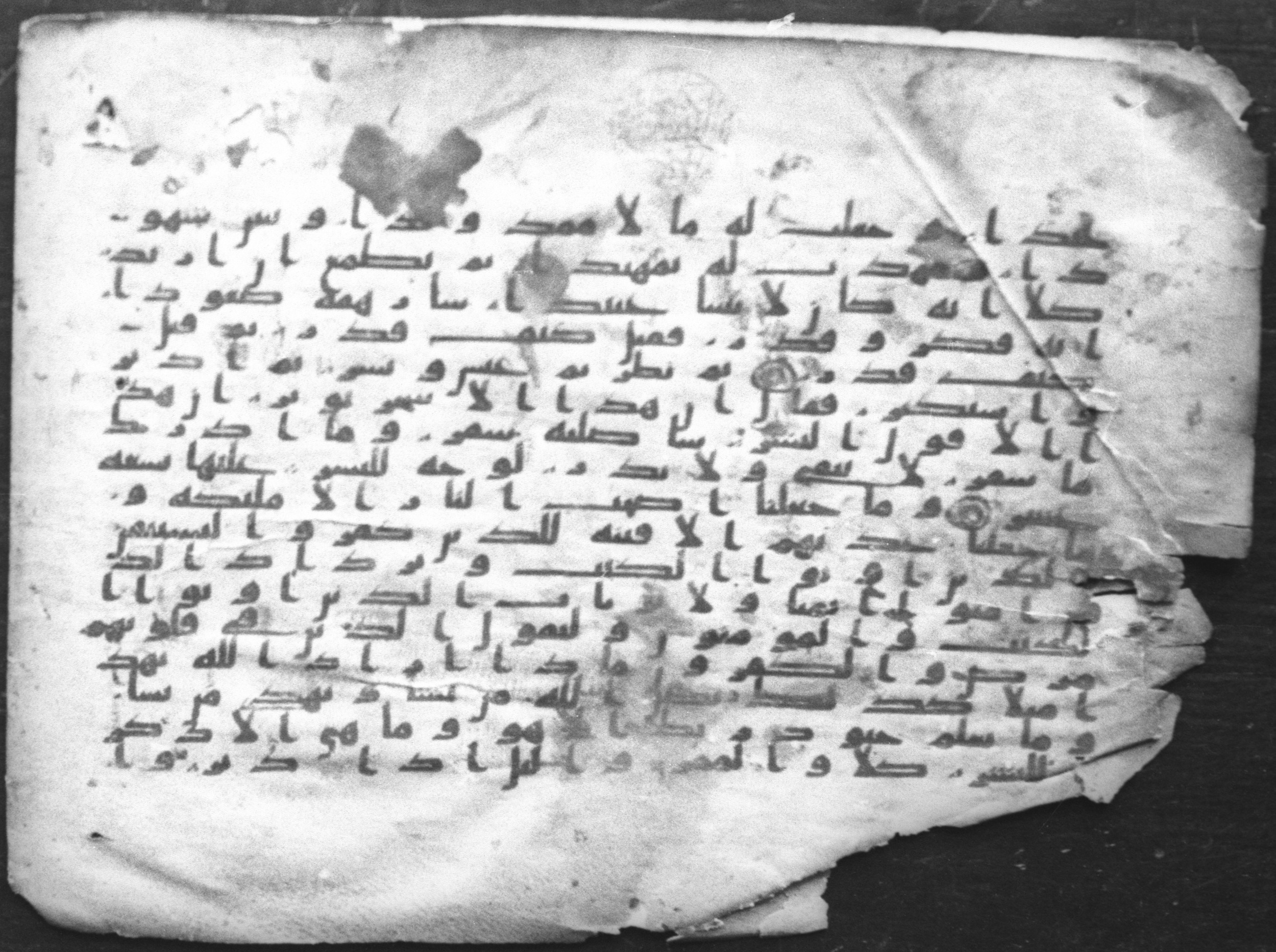 Cairo, Egyptian National Library and Archives, qāf 117 (Bergsträßer archives) (Scan 2), in Ḥiǧāzī, Kūfī (B, D), and Maġribī script, showing Surah 74:21 from Mid 7th Century to 14th Century AD found in Unknown, currently housed at Egyptian National Library and Archives (دار الكتب والوثائق القومية), Cairo