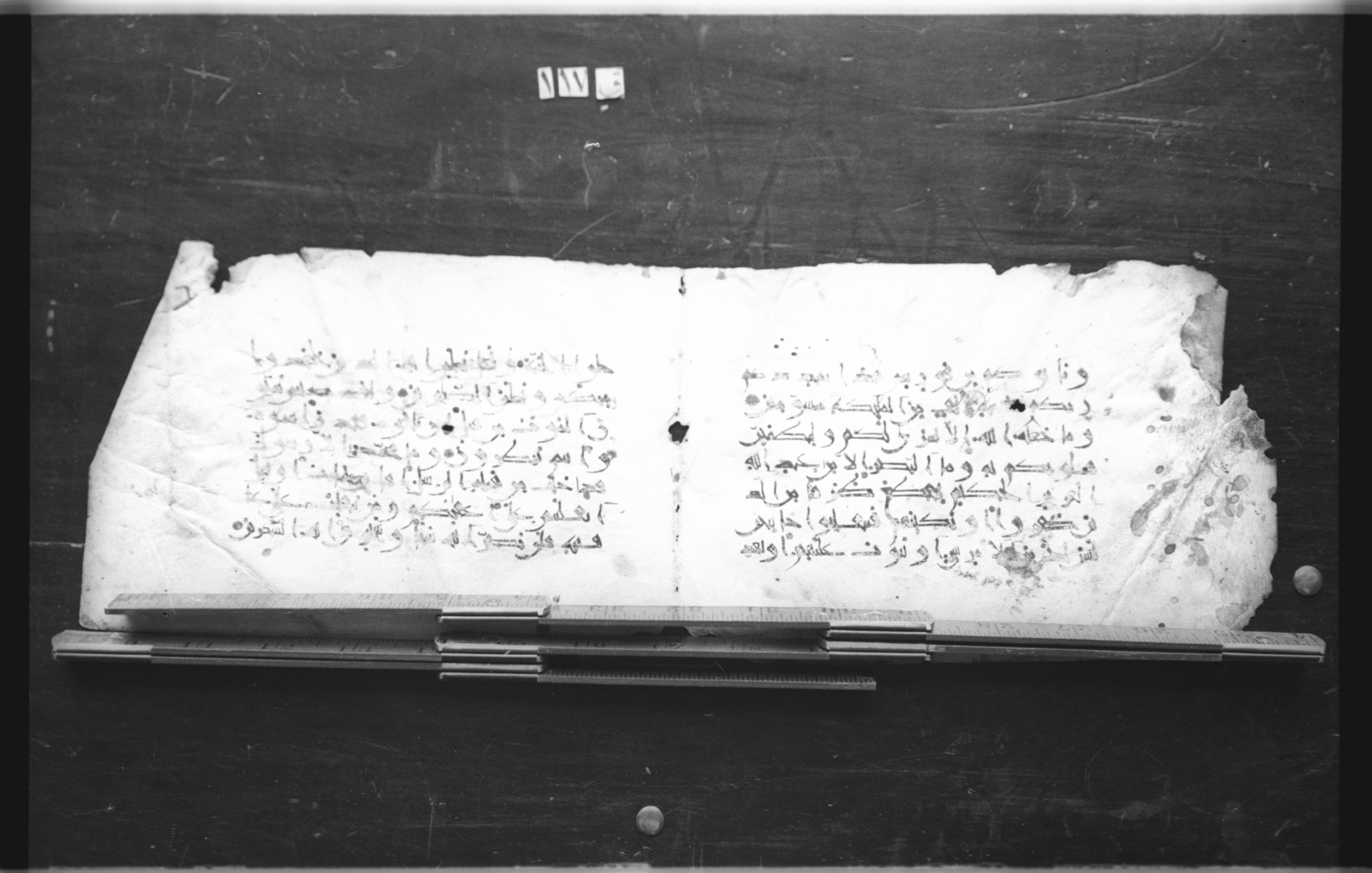 Cairo, Egyptian National Library and Archives, qāf 117 (Bergsträßer archives) (Scan 2), in Ḥiǧāzī, Kūfī (B, D), and Maġribī script, showing Surah 3:144 from Mid 7th Century to 14th Century AD found in Unknown, currently housed at Egyptian National Library and Archives (دار الكتب والوثائق القومية), Cairo