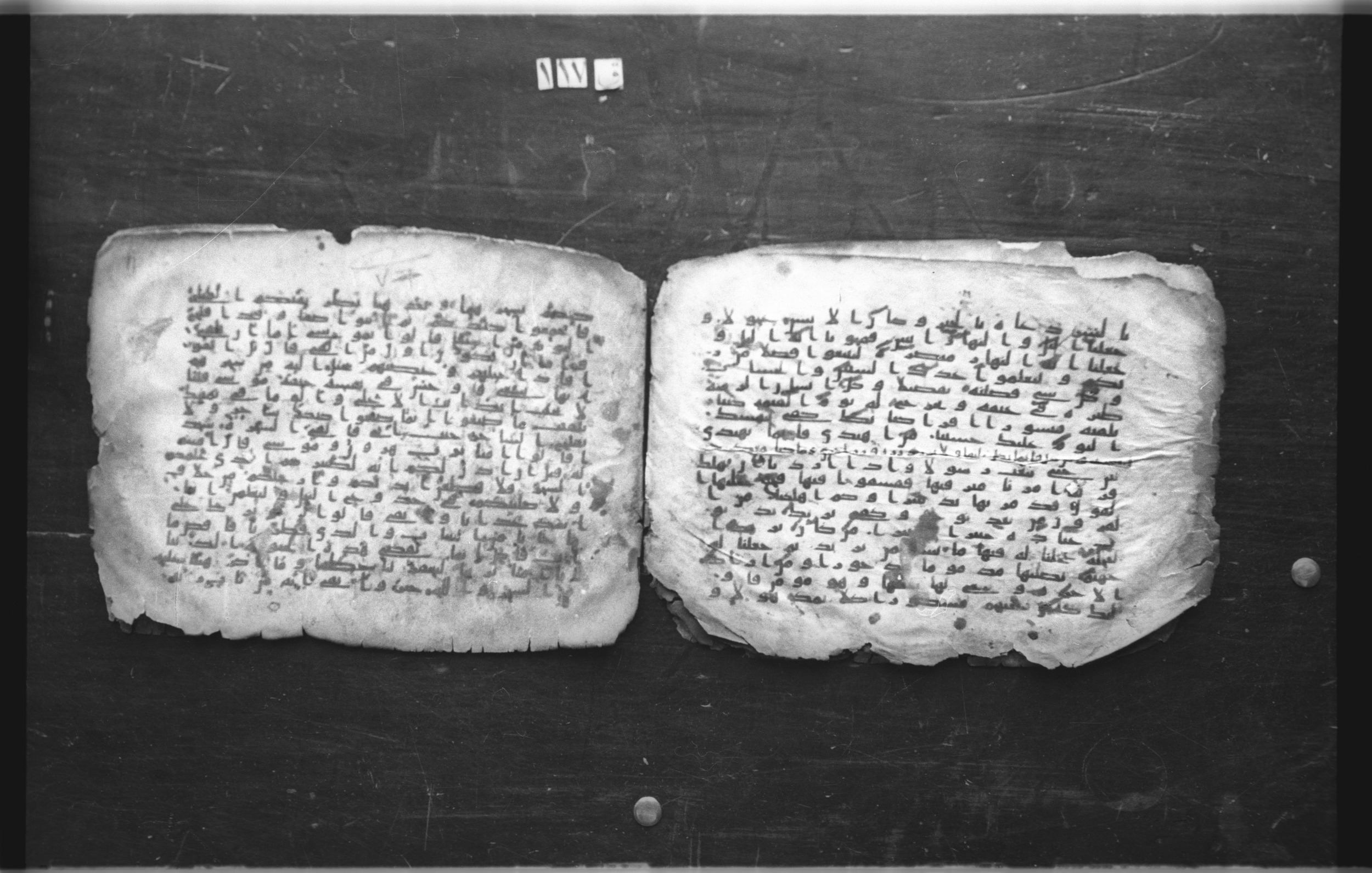 Cairo, Egyptian National Library and Archives, qāf 117 (Bergsträßer archives) (Scan 2), in Ḥiǧāzī, Kūfī (B, D), and Maġribī script, showing Surah 20:71 from Mid 7th Century to 14th Century AD found in Unknown, currently housed at Egyptian National Library and Archives (دار الكتب والوثائق القومية), Cairo