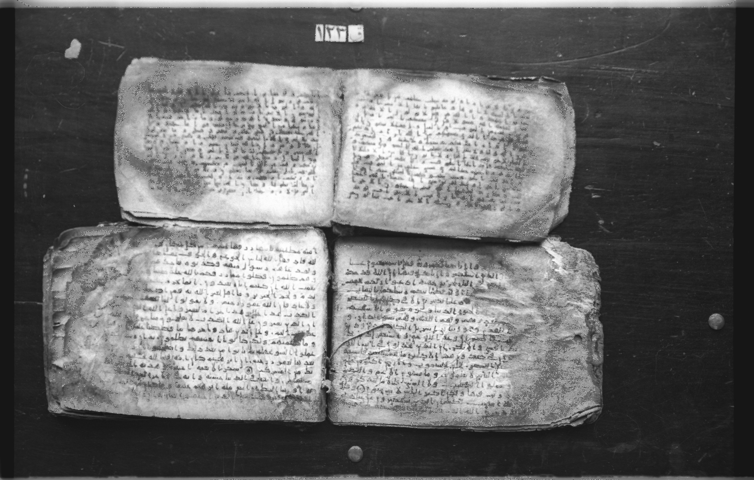 Codex qāf 123 (Gotthelf Bergsträßer archives) (Scan 1), in kūfī B.I and kūfī B.II script, showing Surah 33:13 from 8th to 9th Century AD found in Unknown, currently housed at Egyptian National Library and Archives, Cairo