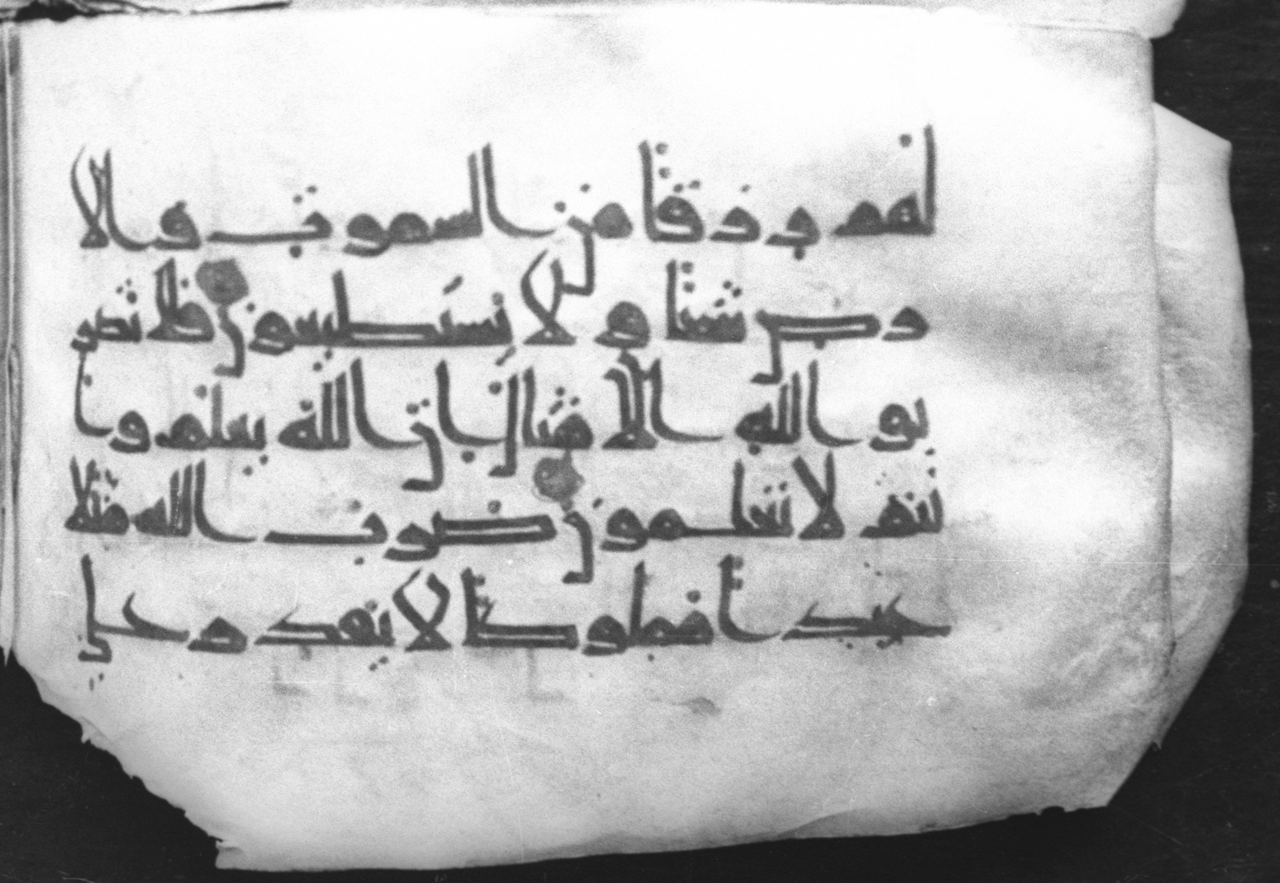 Qāf 233 (Gotthelf Bergsträßer archives), in kūfī D.I, kūfī D.Va, kūfī D.Vb script, showing Surah 16:73 from Mid-8th to 9th Century AD found in Cairo, Egypt, currently housed at Egyptian National Library and Archives, Cairo