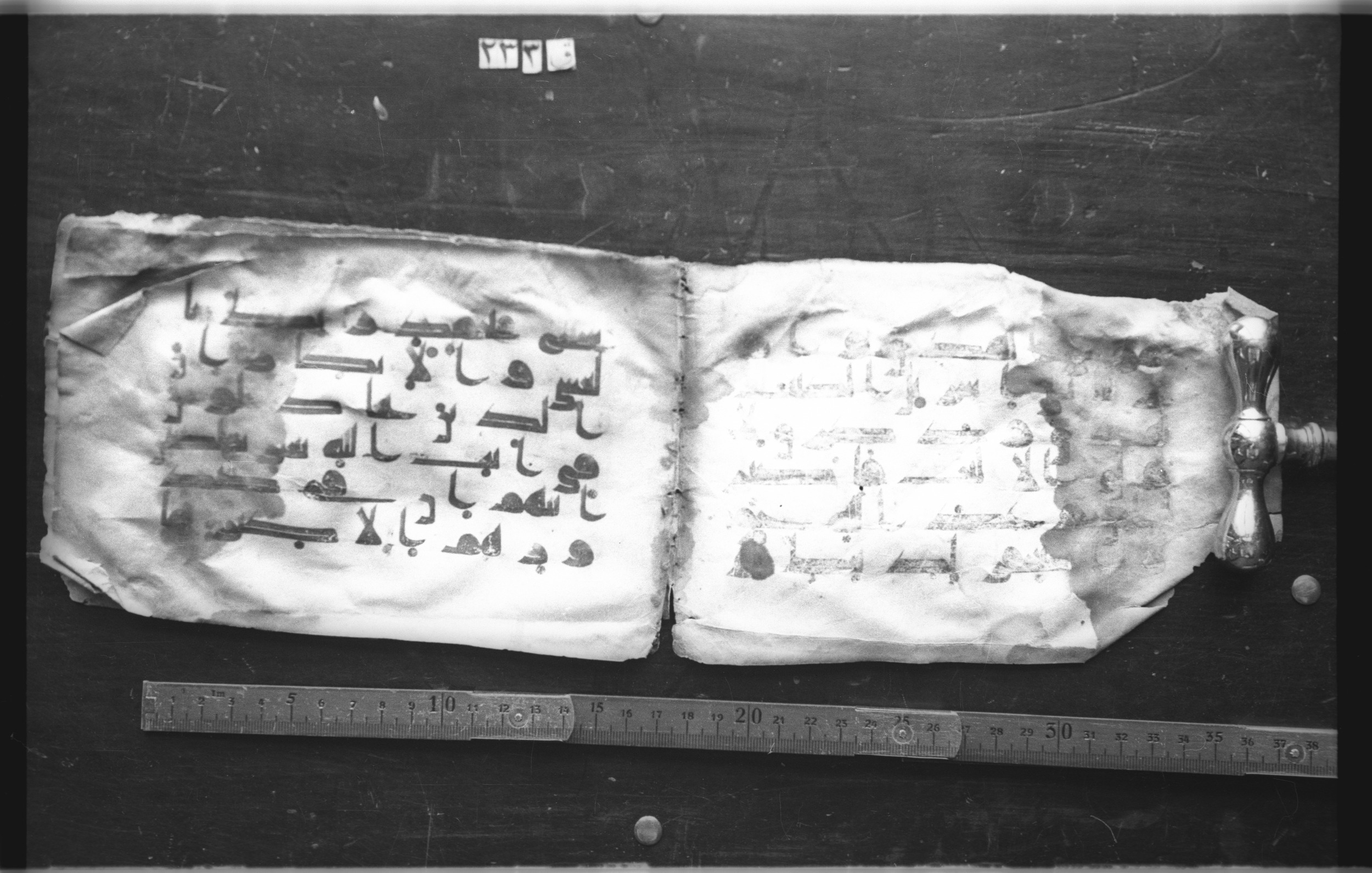 Qāf 233 (Gotthelf Bergsträßer archives) (Scan 4), in kūfī D.I, kūfī D.Va, kūfī D.Vb script, showing Surah 40:53 from Mid-8th to 9th Century AD found in Cairo, Egypt, currently housed at Egyptian National Library and Archives, Cairo