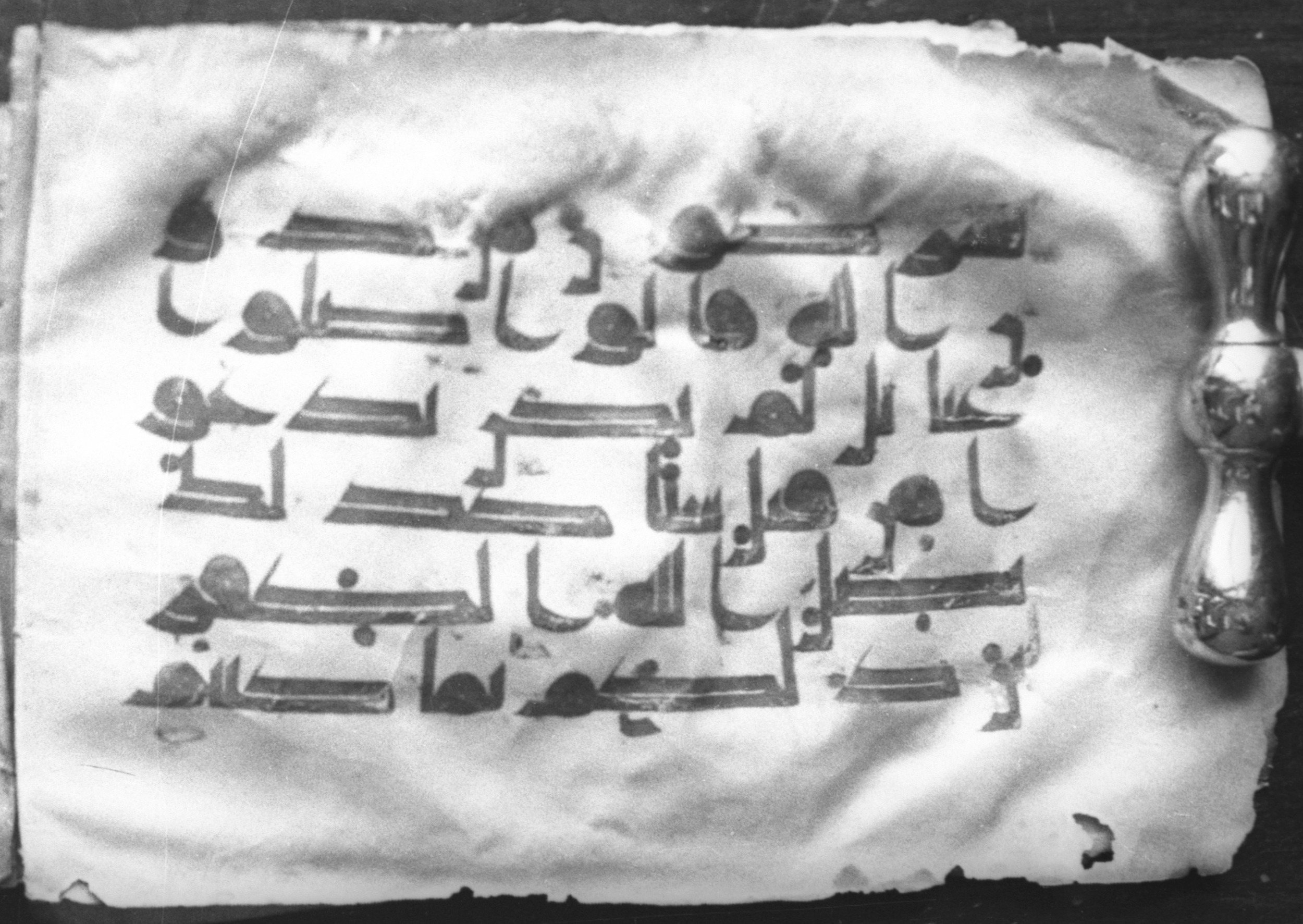 Qāf 233 (Gotthelf Bergsträßer archives), in kūfī D.I, kūfī D.Va, kūfī D.Vb script, showing Surah 40:73 from Mid-8th to 9th Century AD found in Cairo, Egypt, currently housed at Egyptian National Library and Archives, Cairo
