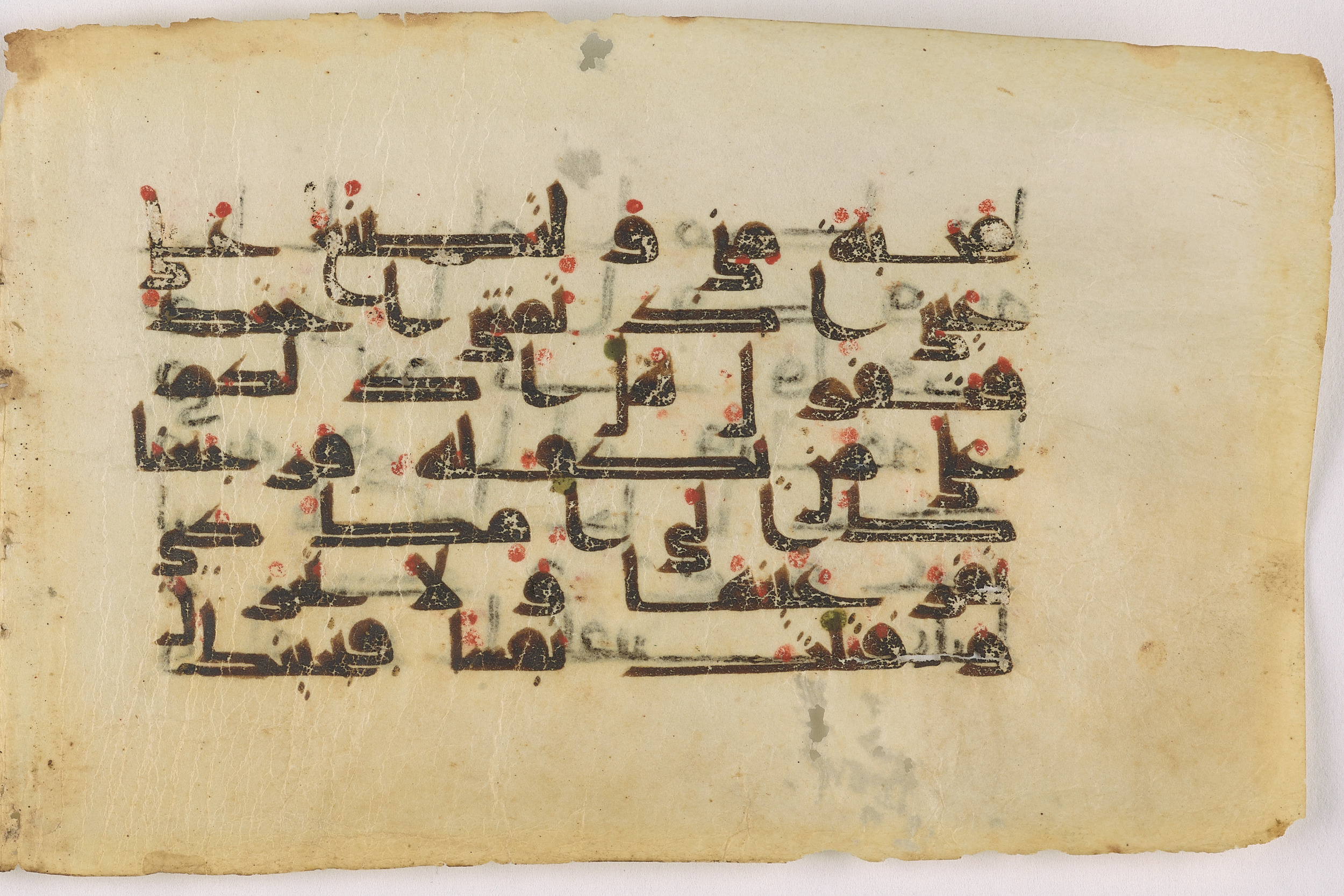 Qatar National Library, HC.MS.03191 (Scan 2), in kūfī (type D) script, showing Surah 20:39 from Mid 8th to Late 9th Century AD found in Unknown, currently housed at Qatar National Library, Doha