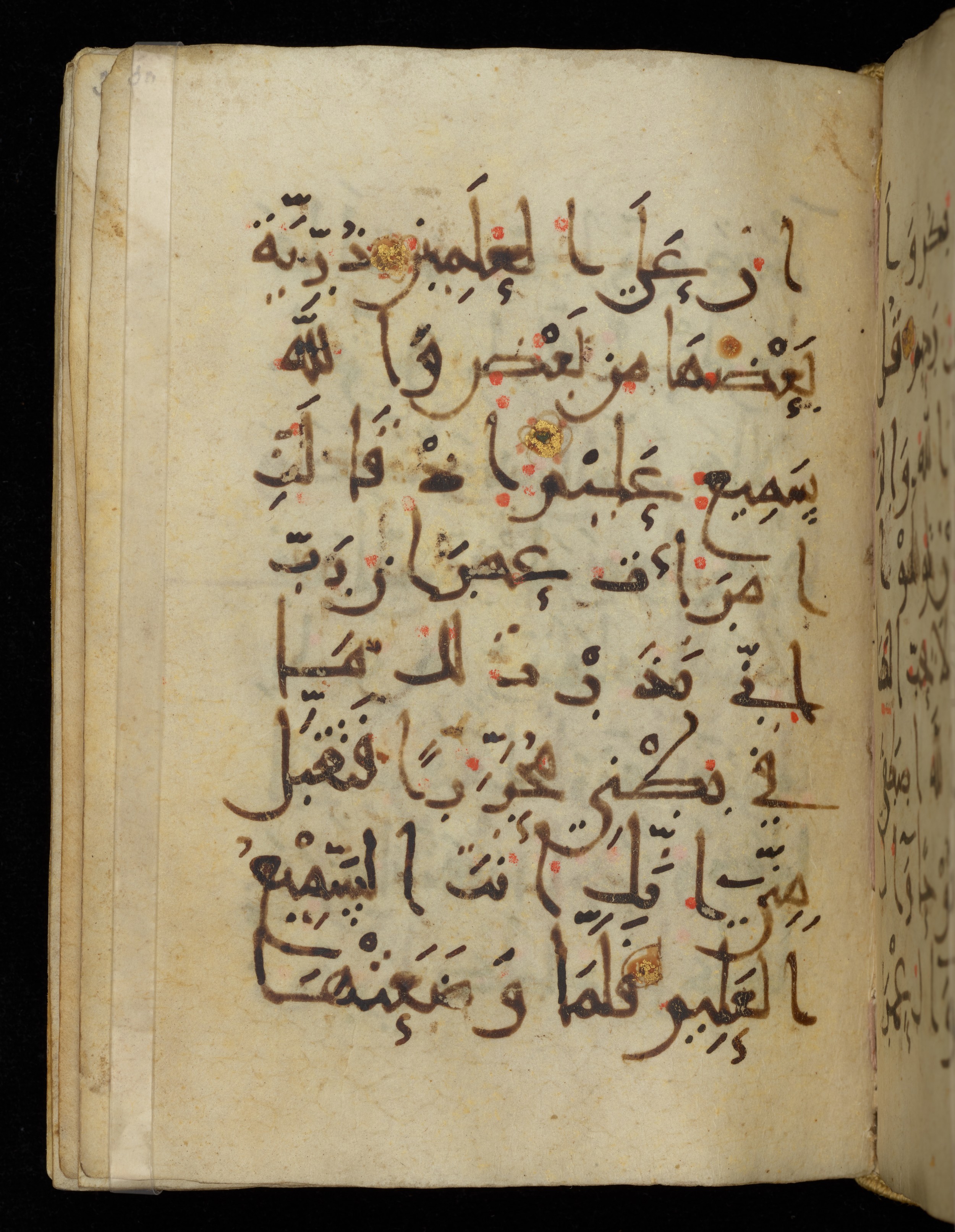 Khayqani Qurʾān (Is 1417A) (Scan 2), in New Style III script, showing Surah 3:33 from 9th to Early 10th Century AD found in Unknown, currently housed at Chester Beatty Library, Dublin
