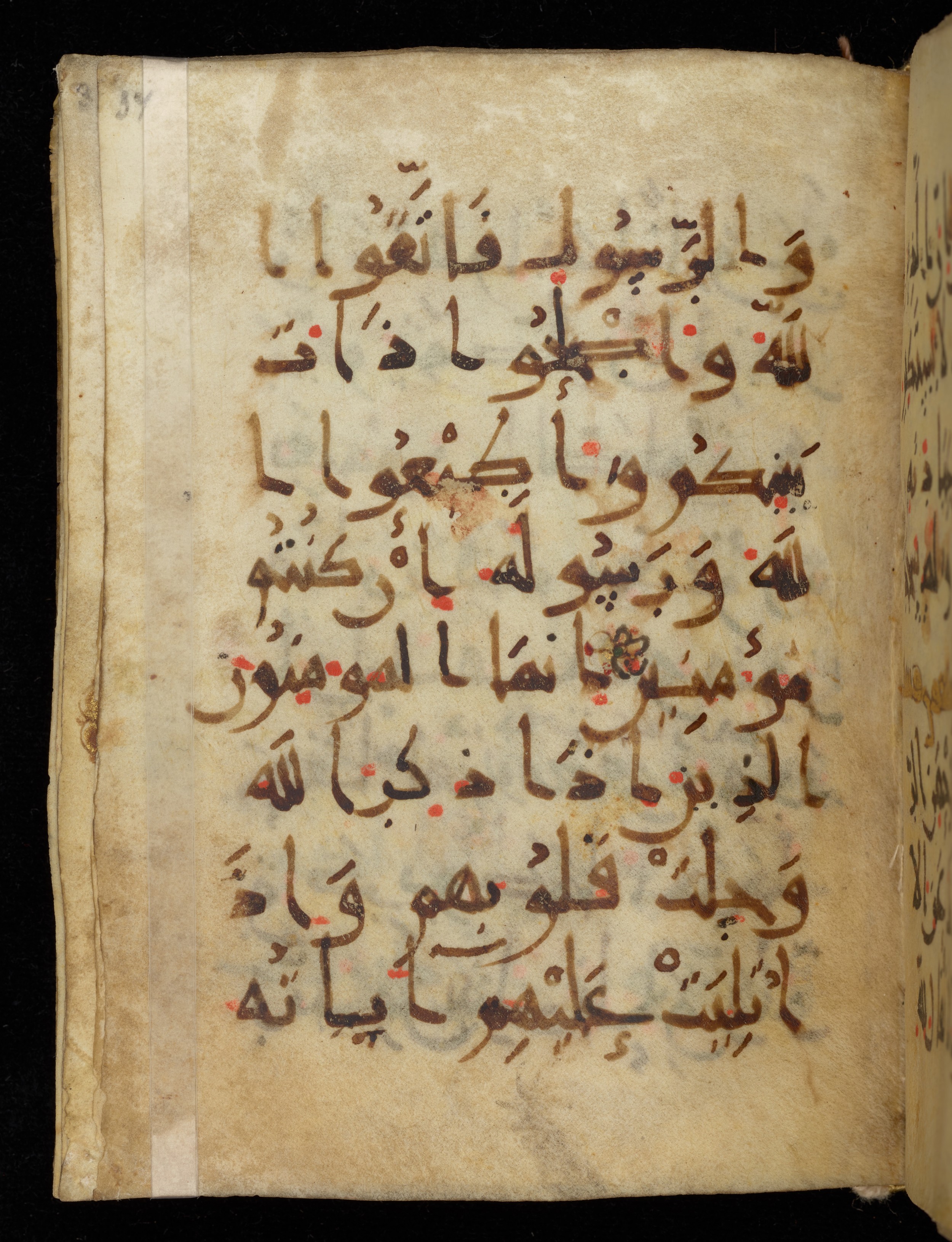 Khayqani Qurʾān (Is 1417A) (Scan 1), in New Style III script, showing Surah 8:2 from 9th to Early 10th Century AD found in Unknown, currently housed at Chester Beatty Library, Dublin