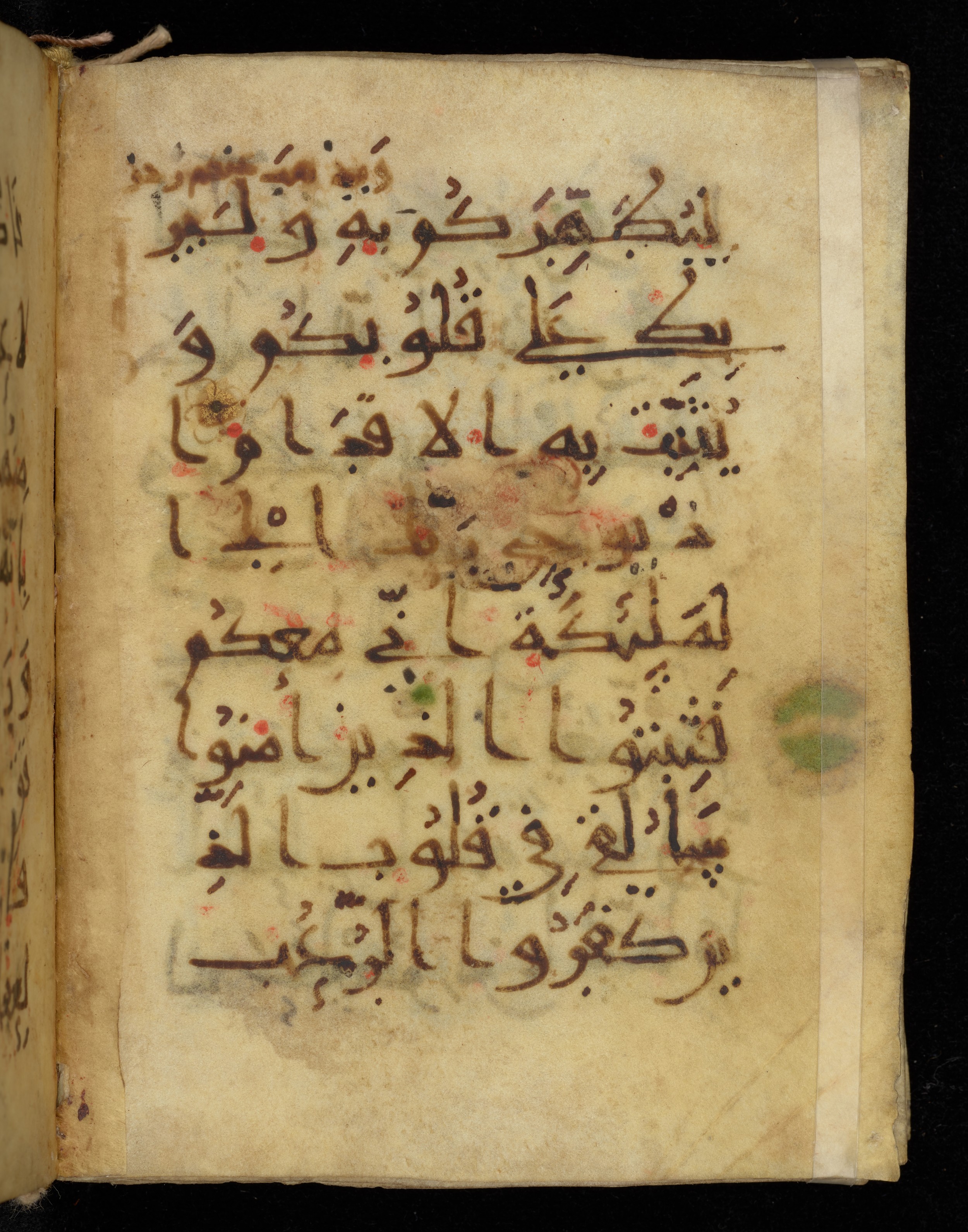 Khayqani Qurʾān (Is 1417A) (Scan 1), in New Style III script, showing Surah 8:12 from 9th to Early 10th Century AD found in Unknown, currently housed at Chester Beatty Library, Dublin