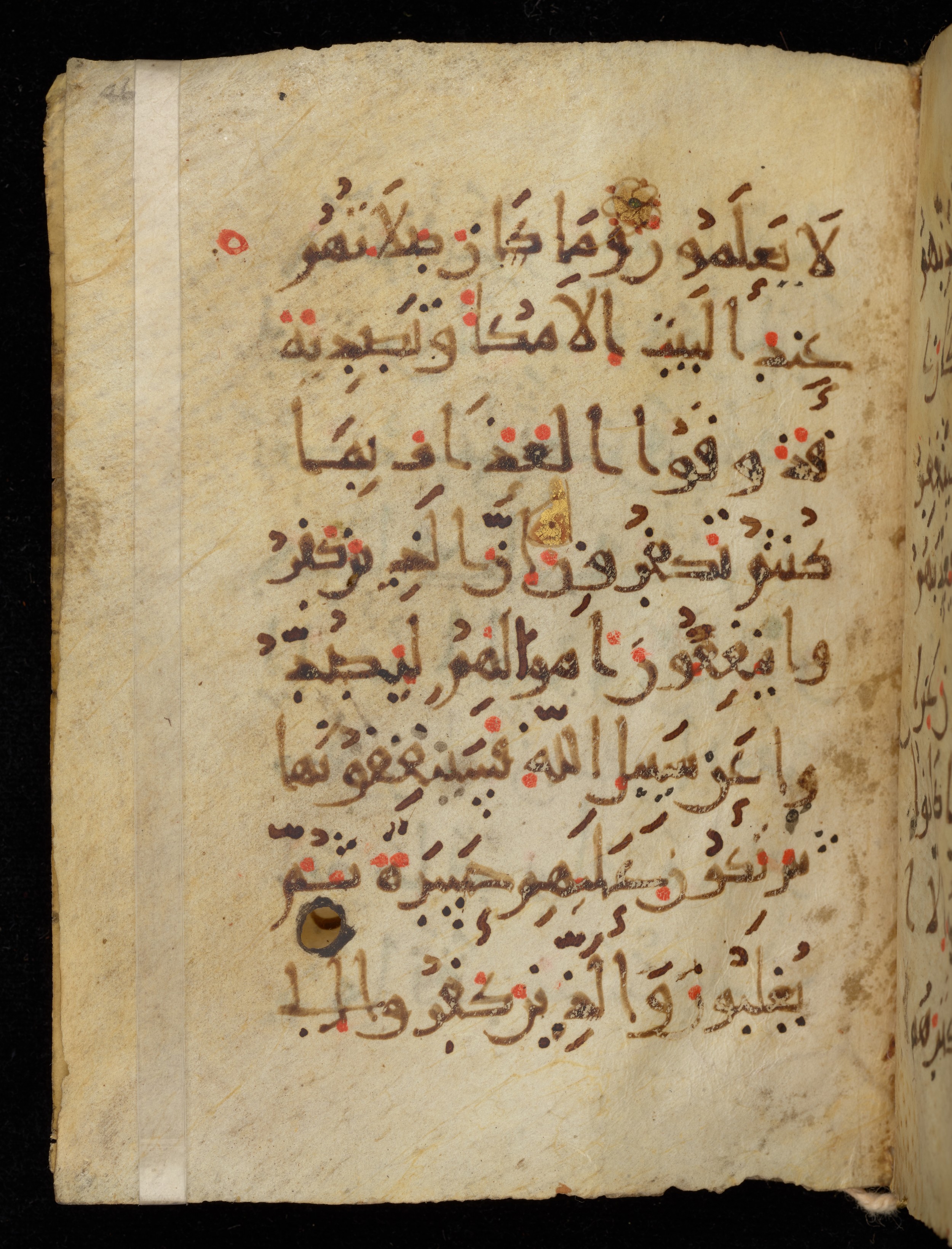 Khayqani Qurʾān (Is 1417A) (Scan 2), in New Style III script, showing Surah 8:34 from 9th to Early 10th Century AD found in Unknown, currently housed at Chester Beatty Library, Dublin
