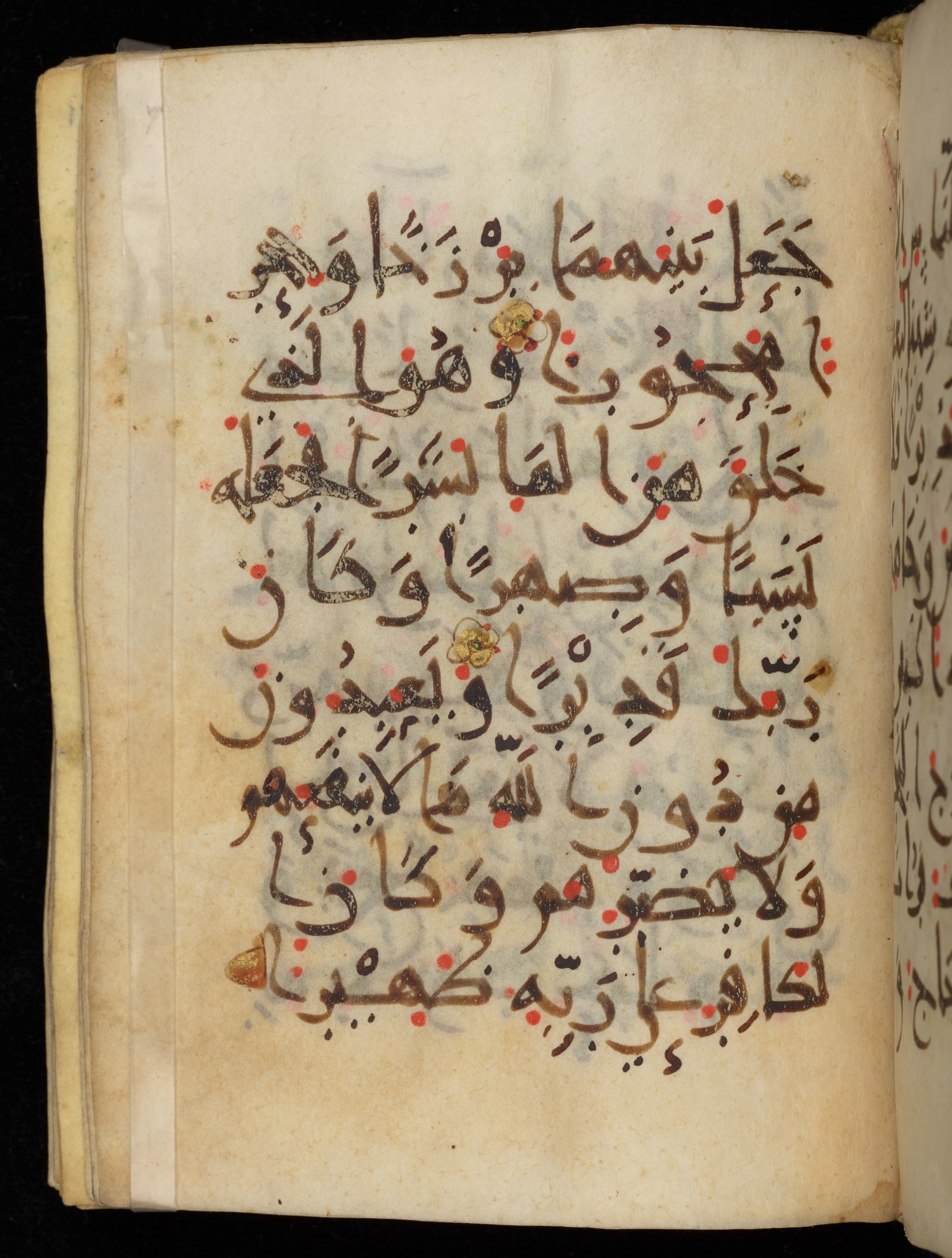Khayqani Qurʾān (Is 1417A) (Scan 2), in New Style III script, showing Surah 25:53 from 9th to Early 10th Century AD found in Unknown, currently housed at Chester Beatty Library, Dublin