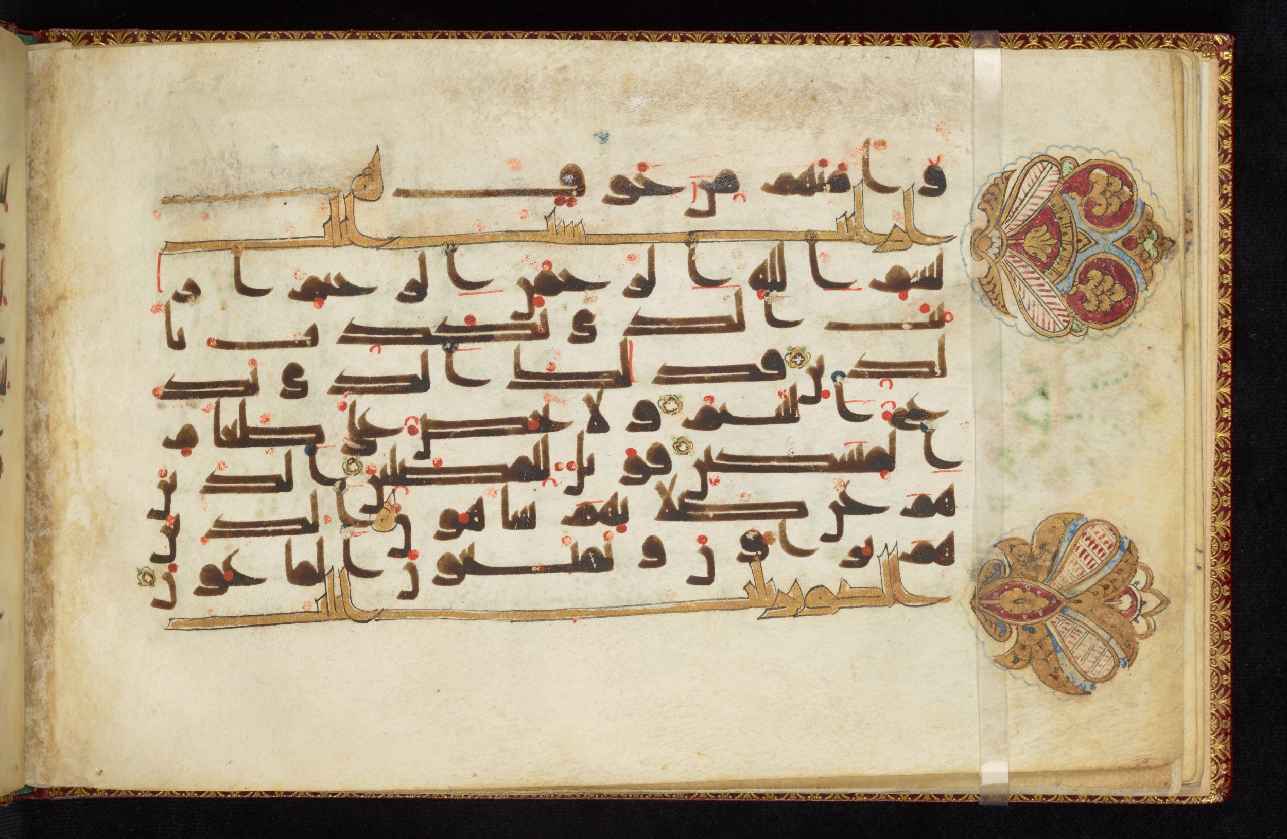 Dublin, Chester Beatty Library, Is 1411 (Scan 3), in kūfī D.Va script, showing Surah 106:4 from 9th to 10th Century AD found in Unknown, currently housed at Chester Beatty Library, Dublin