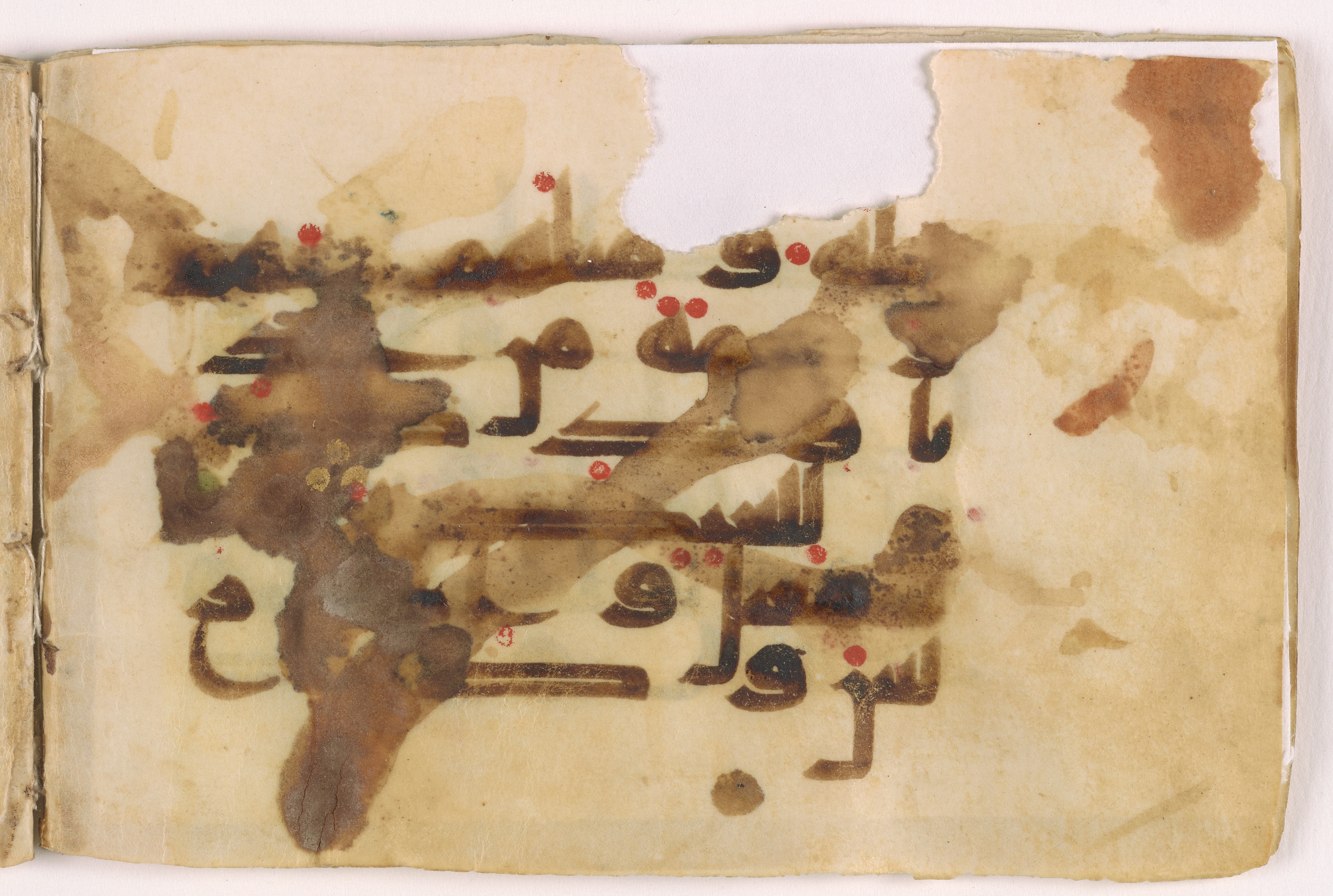 Doha, Qatar National Library, HC.MS.03160 (Scan 1), in Kūfī D script, showing Surah 21:85 from Mid 8th to Late 9th Century AD found in Unknown, currently housed at Qatar National Library, Doha