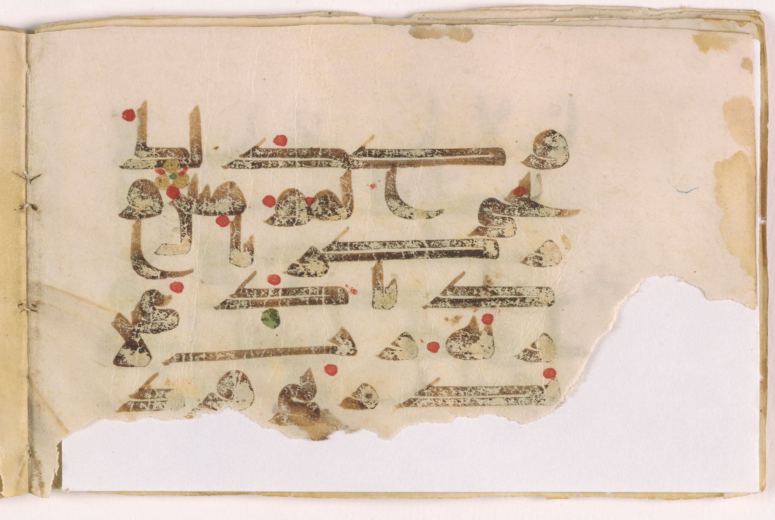Doha, Qatar National Library, HC.MS.03160 (Scan 2), in Kūfī D script, showing Surah 21:88 from Mid 8th to Late 9th Century AD found in Unknown, currently housed at Qatar National Library, Doha