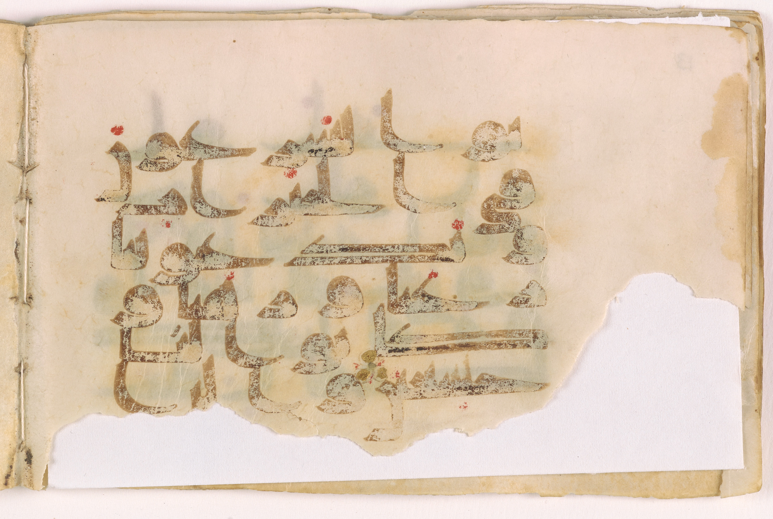 Doha, Qatar National Library, HC.MS.03160 (Scan 2), in Kūfī D script, showing Surah 21:90 from Mid 8th to Late 9th Century AD found in Unknown, currently housed at Qatar National Library, Doha