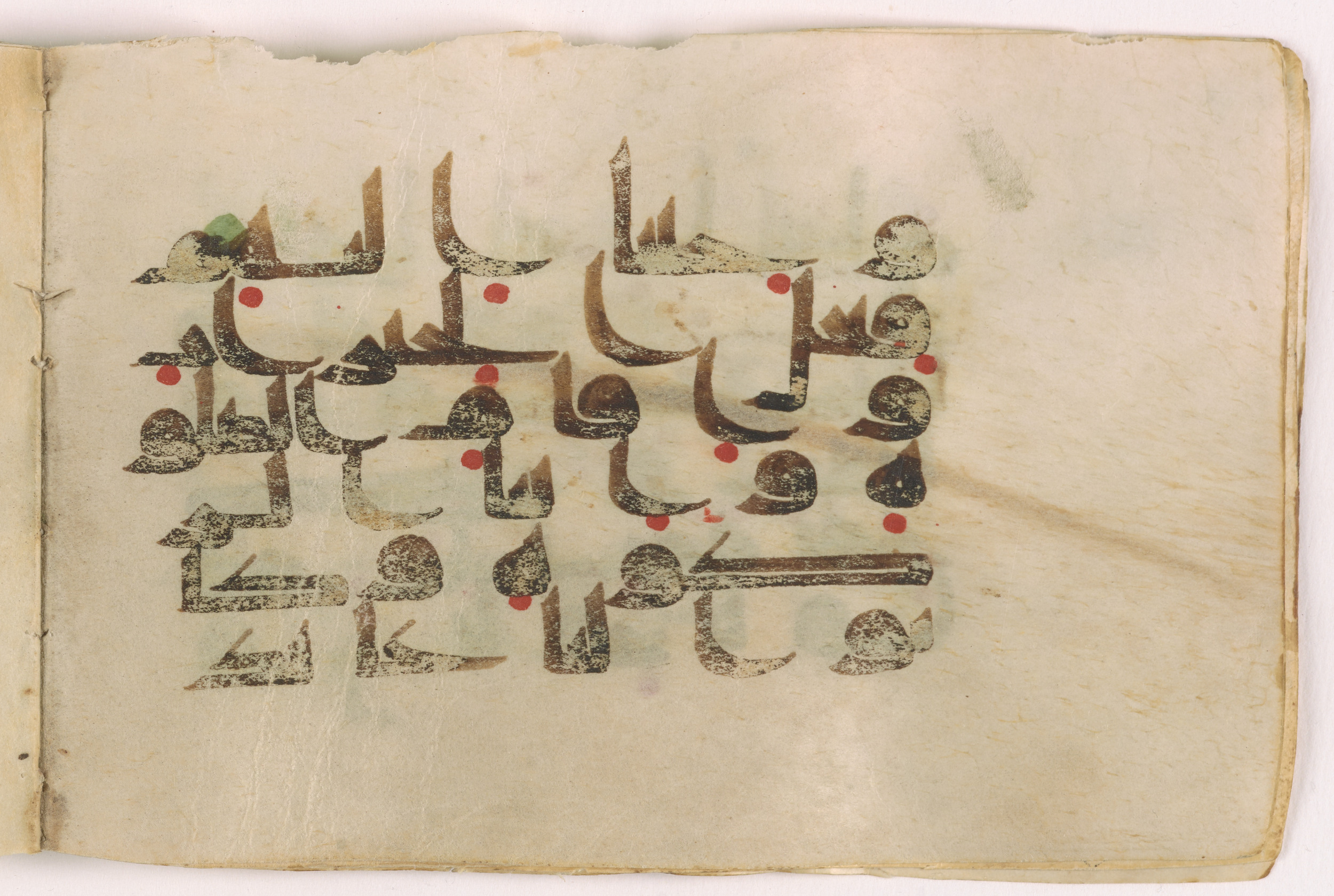 Doha, Qatar National Library, HC.MS.03160 (Scan 2), in Kūfī D script, showing Surah 21:73 from Mid 8th to Late 9th Century AD found in Unknown, currently housed at Qatar National Library, Doha