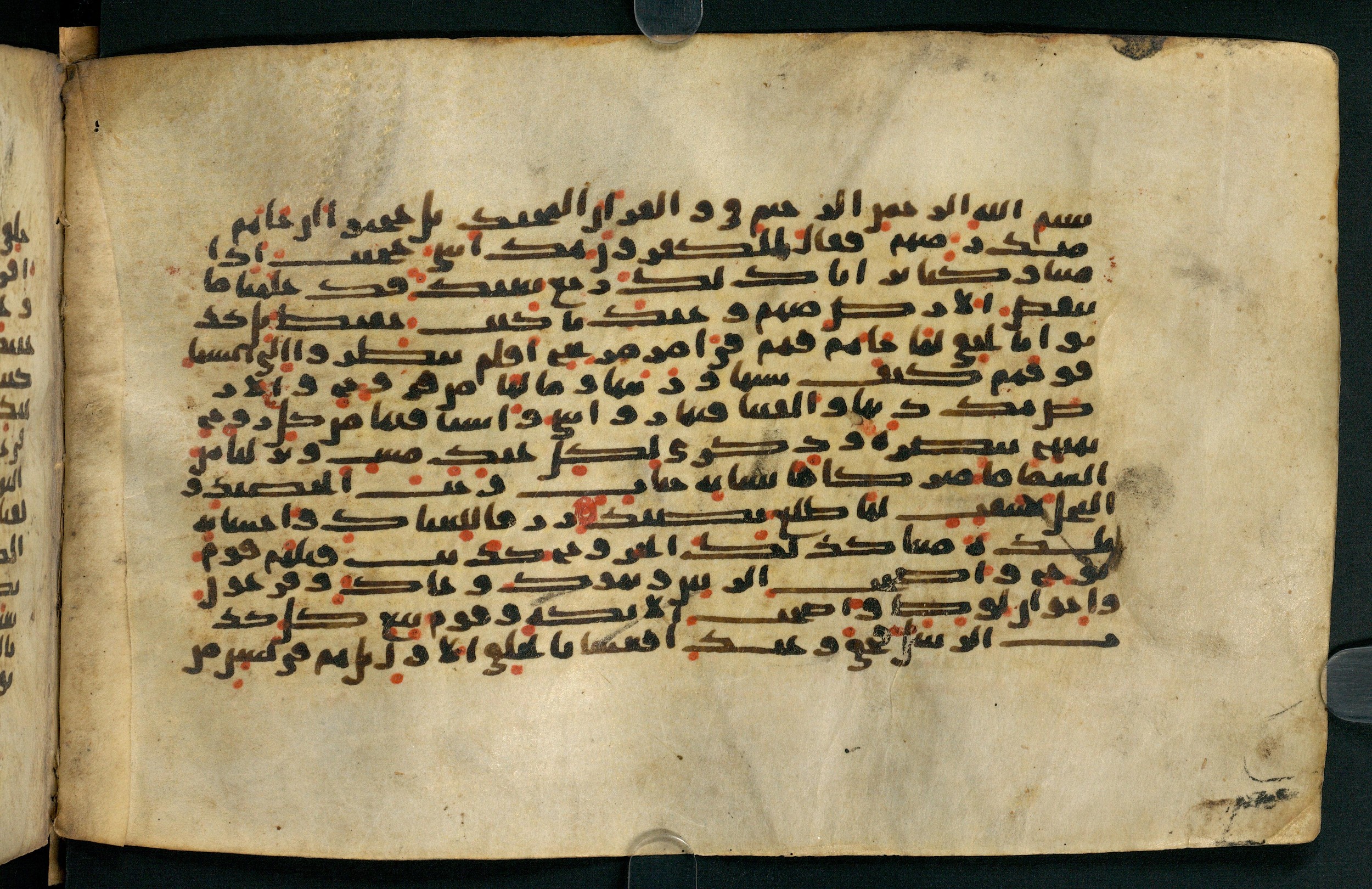 Tübingen, Universitätsbibliothek Tübingen, Ma VI 155, in kūfī E.I script, showing Surah 50:2 from 8th Century AD found in Damascus, currently housed at Universitätsbibliothek Tübingen, Tübingen, Germany