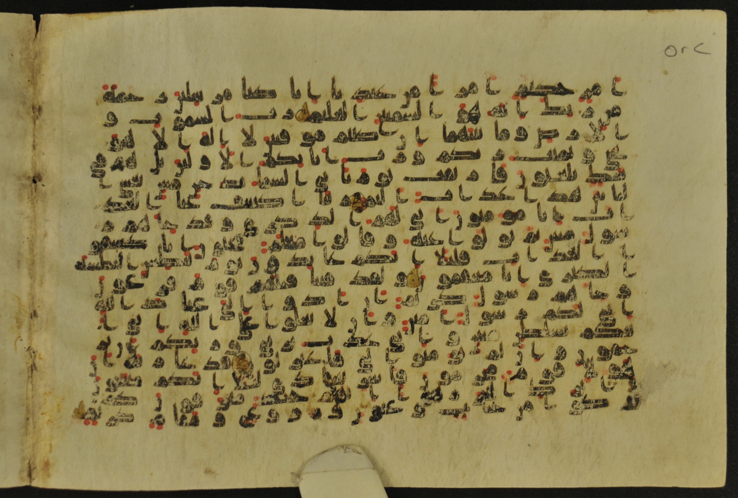 Muṣḥaf of Najaf Ashraf (Codex 1 of Imām ʿAlī Library), in kūfī B.II, D.IV, and post-classical kūfī script, showing Surah 44:21 from Mid 7th to Mid 9th Century AD found in Unknown, currently housed at Imām ʿAlī Library (المكتبة الروضة الحيدرية), Najaf, Iraq