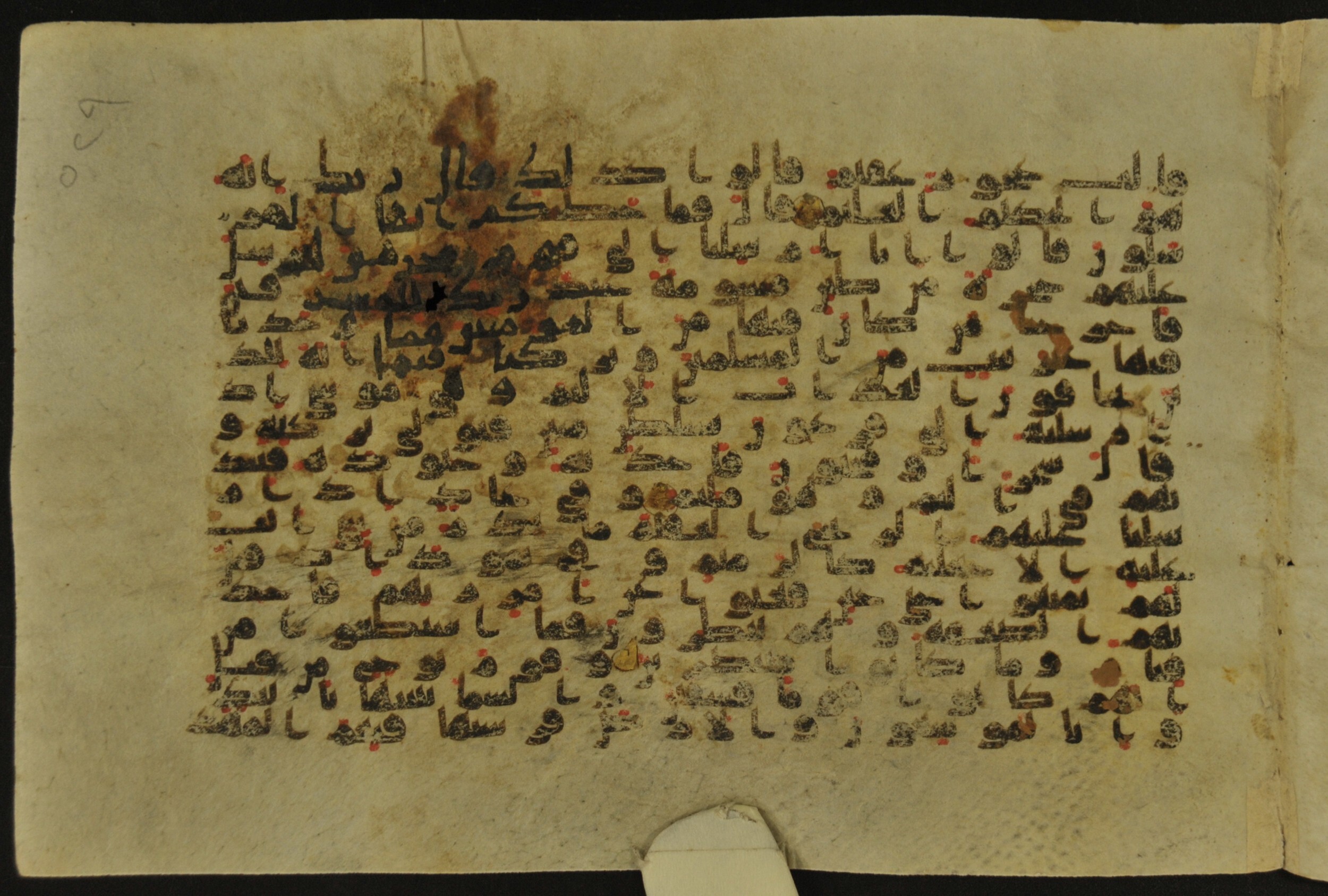 Muṣḥaf of Najaf Ashraf (Codex 1 of Imām ʿAlī Library), in kūfī B.II, D.IV, and post-classical kūfī script, showing Surah 51:32 from Mid 7th to Mid 9th Century AD found in Unknown, currently housed at Imām ʿAlī Library (المكتبة الروضة الحيدرية), Najaf, Iraq