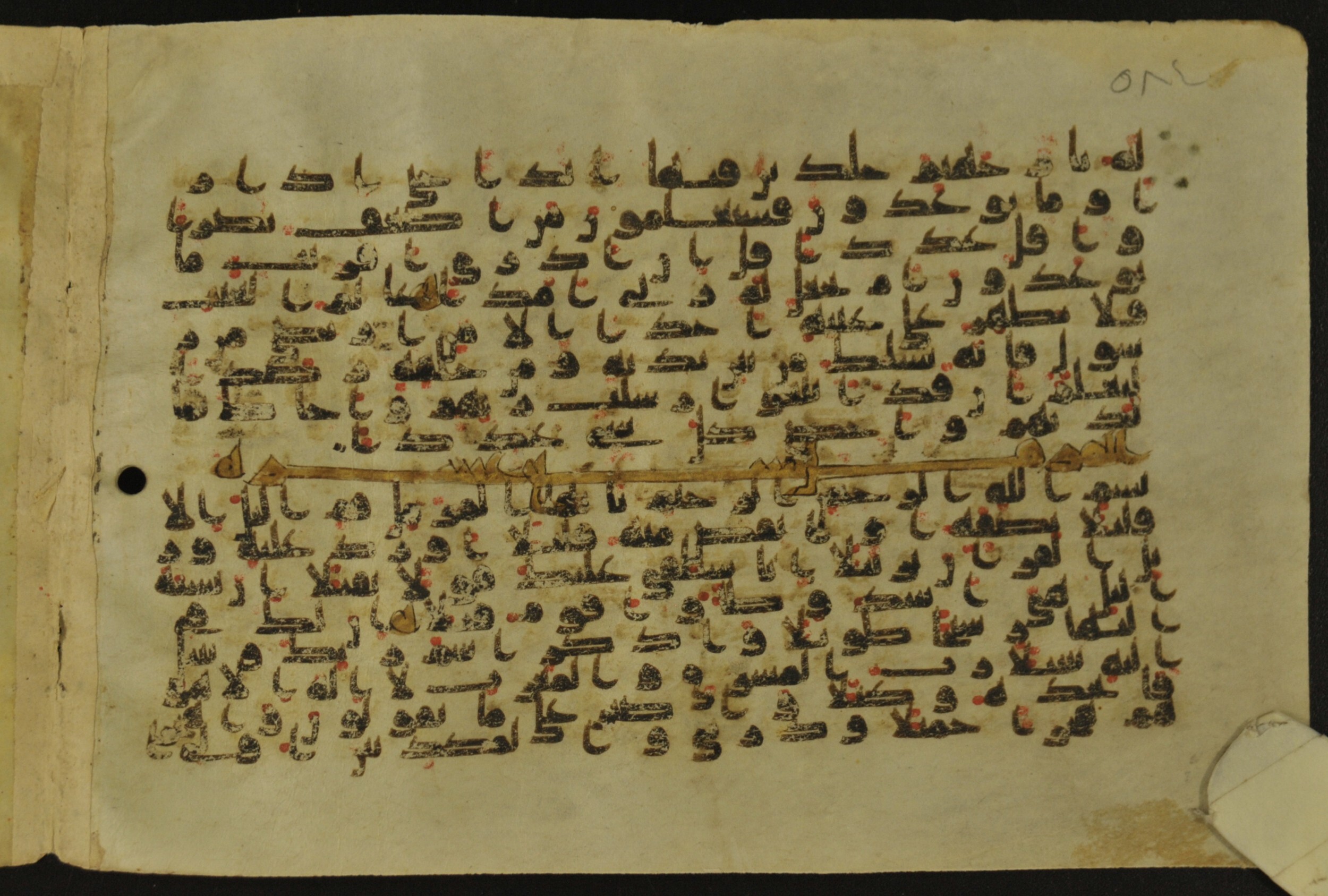 Muṣḥaf of Najaf Ashraf (Codex 1 of Imām ʿAlī Library), in kūfī B.II, D.IV, and post-classical kūfī script, showing Surah 73:2 from Mid 7th to Mid 9th Century AD found in Unknown, currently housed at Imām ʿAlī Library (المكتبة الروضة الحيدرية), Najaf, Iraq